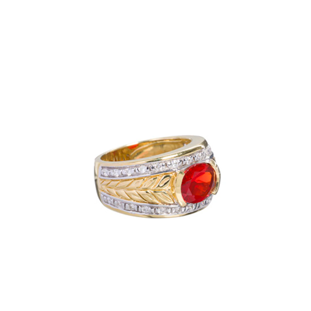 818 Gelbgold-Bandring mit floralem Motiv und zentralem Rhodolith.