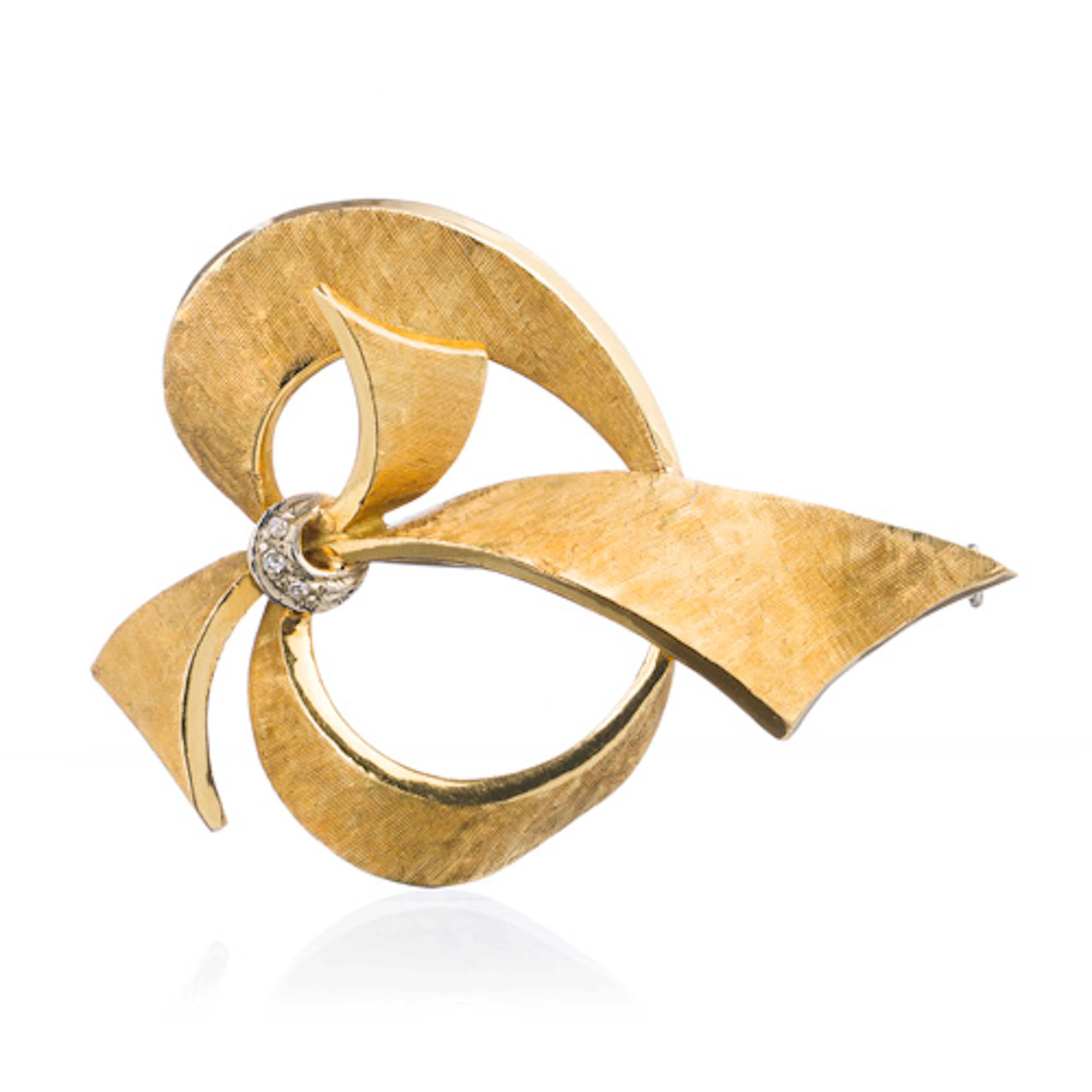 844 Gelbgold-Schleifenbrosche mit Diamanten.