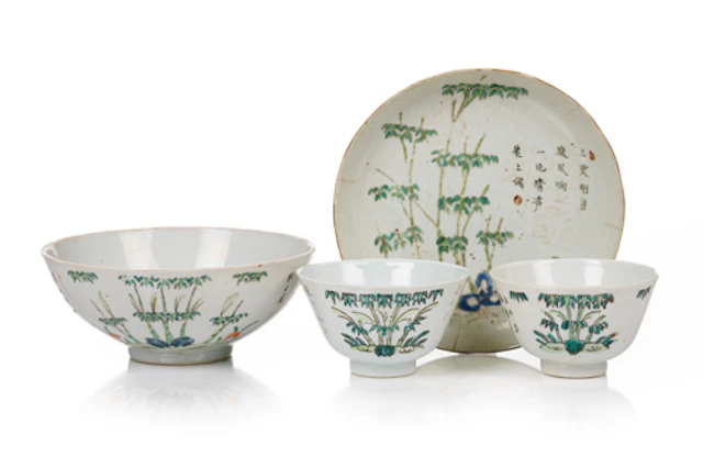 881 Wucai-Schale, Teller und zwei Koppchen mit Bambus- und Lingzhi-Dekor.