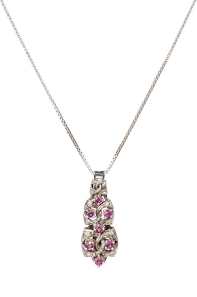 755 Collier mit floralem Rubellitanhänger.