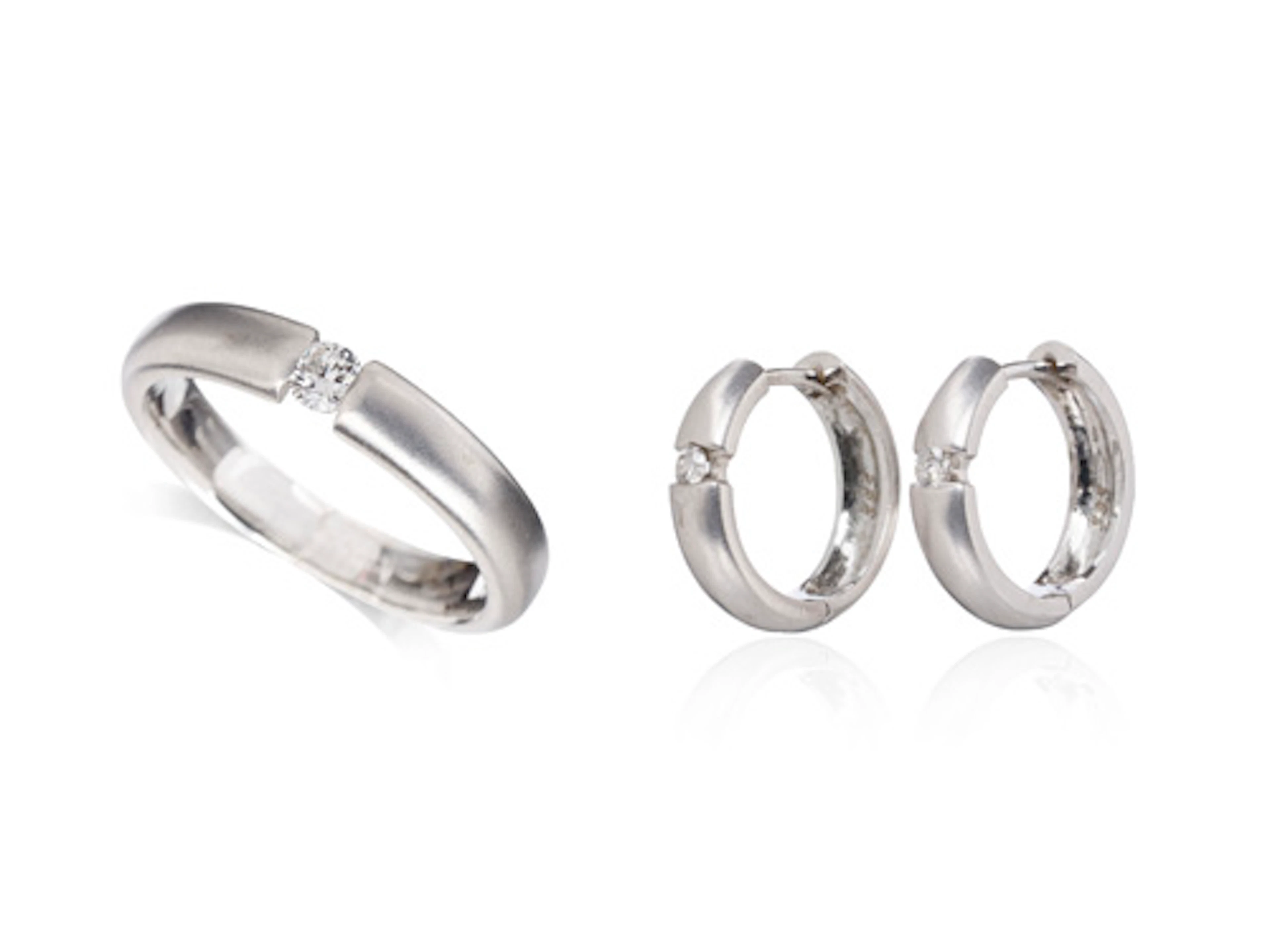 765 Set aus Weißgold-Spannring und Ohrringen mit Brillanten.
