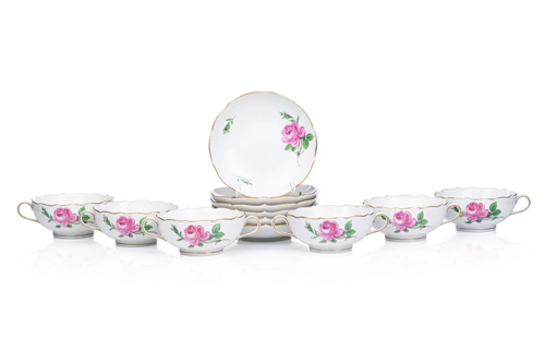 698 Sechs Suppentassen mit Untertassen "Rote Rose". Meissen. Um 1745.