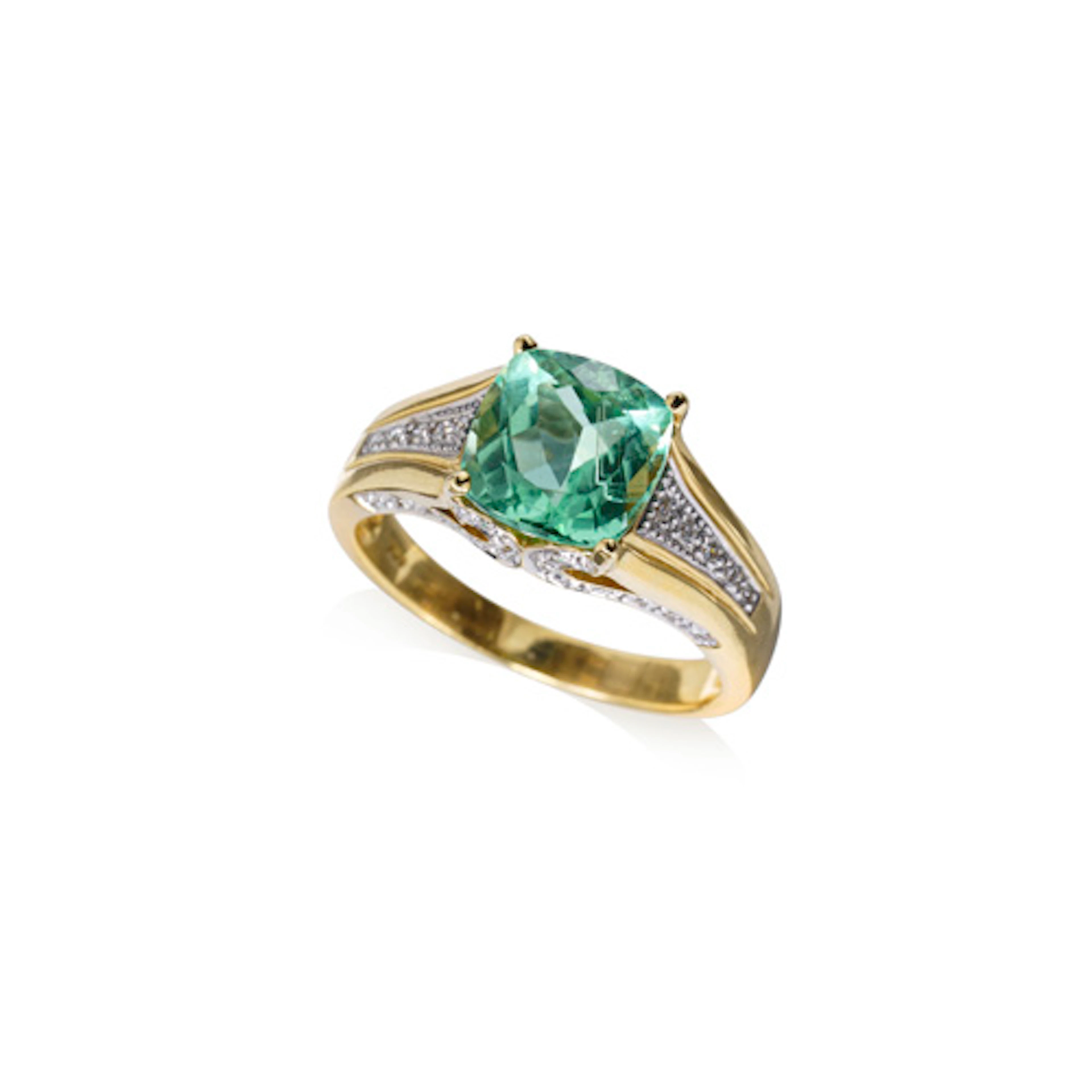 827 Gelbgoldring mit blass-türkisem Turmalin-Carré (ca. 2 ct).