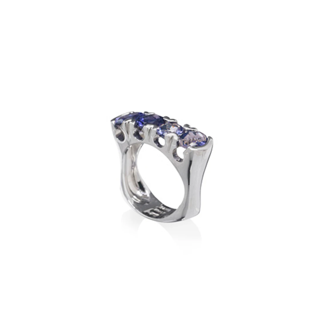 790 Weißgold-Ring mit breitem Iolithband. Italien.