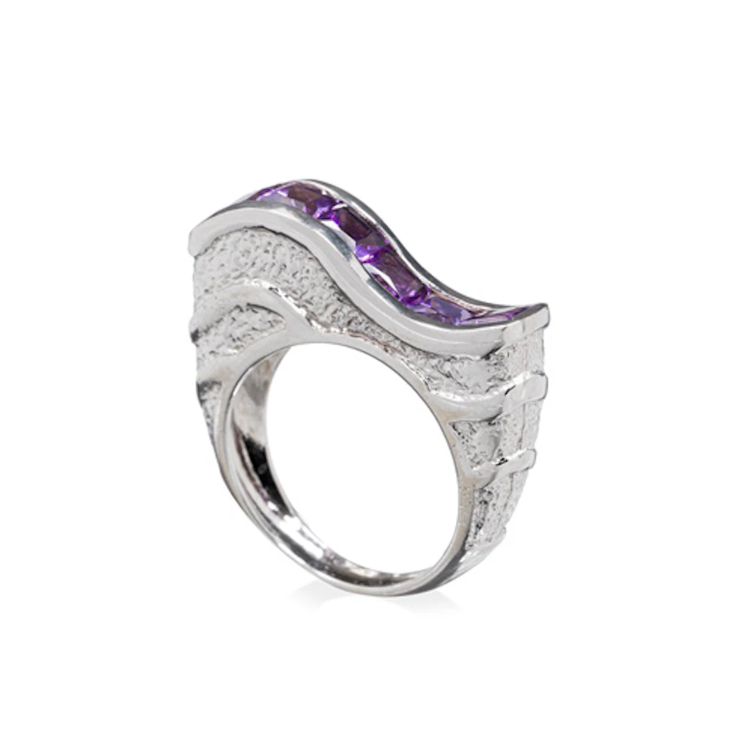 802 Hoch aufgebauter Weißgold-Ring mit Amethystband. Napoli, Italien.