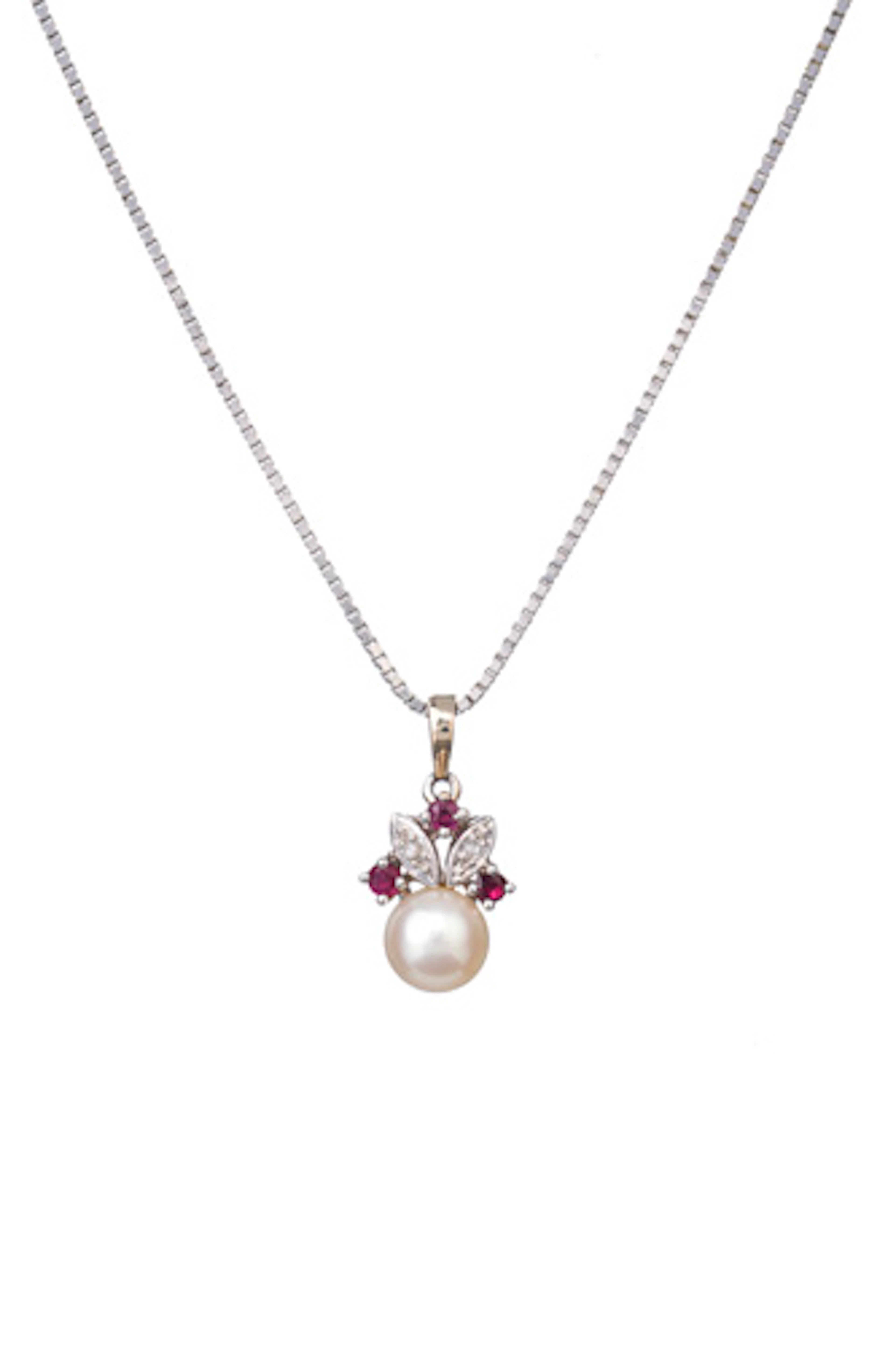 761 Collier mit floralem Perlenanhänger.