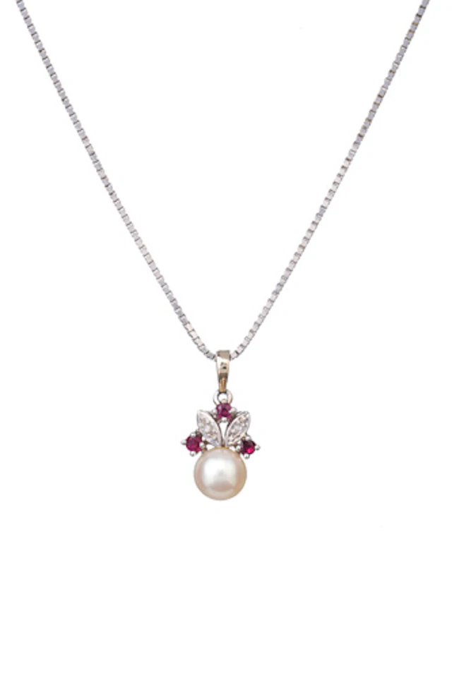 761 Collier mit floralem Perlenanhänger.