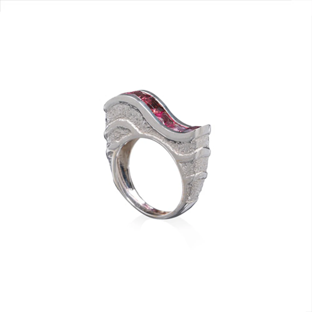 805 Hoch aufgebauter Weißgold-Ring mit rosa Turmalinen. Rajola, Italien.