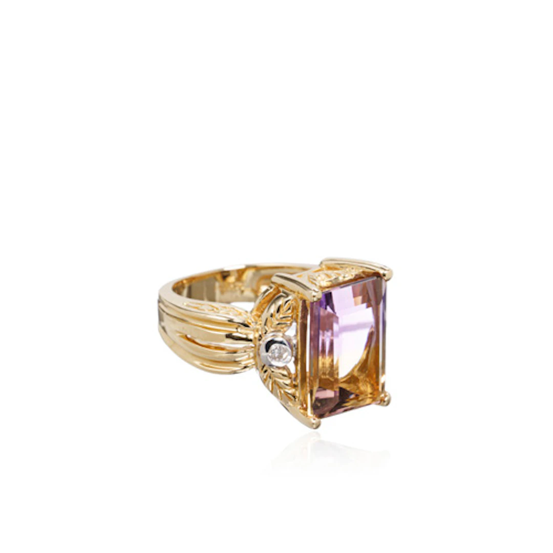 819 Breiter Gelbgold-Ring mit zweifarbigem Turmalin-Solitär (ca. 7,2 ct).