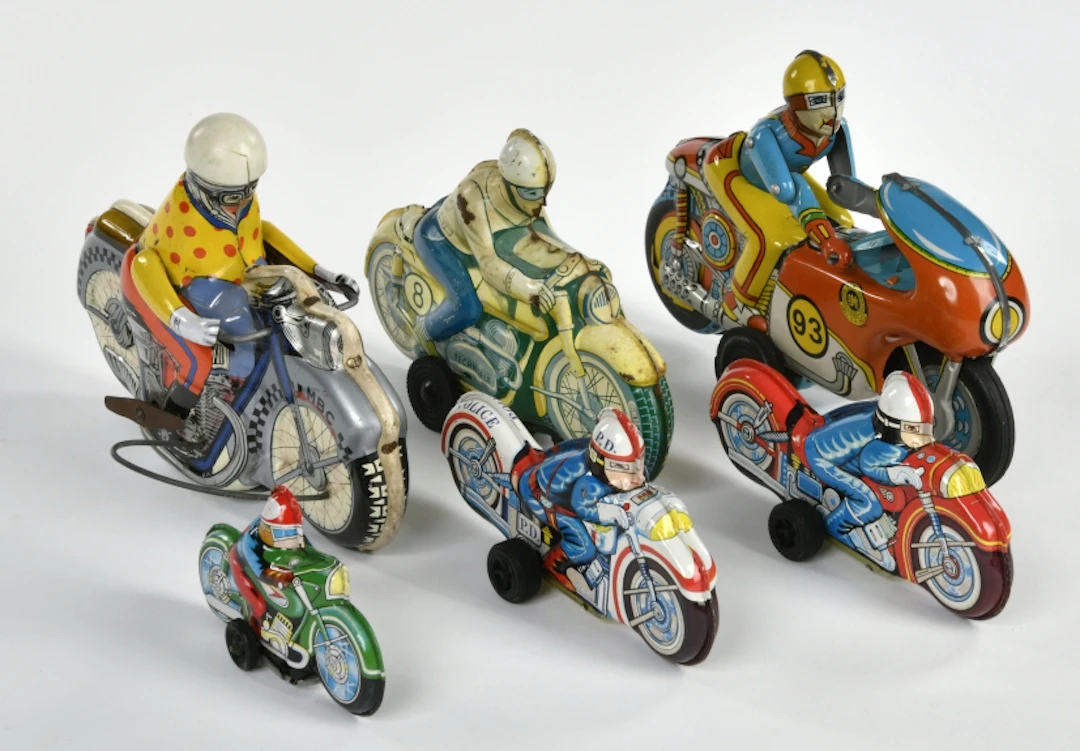 6 Motorräder