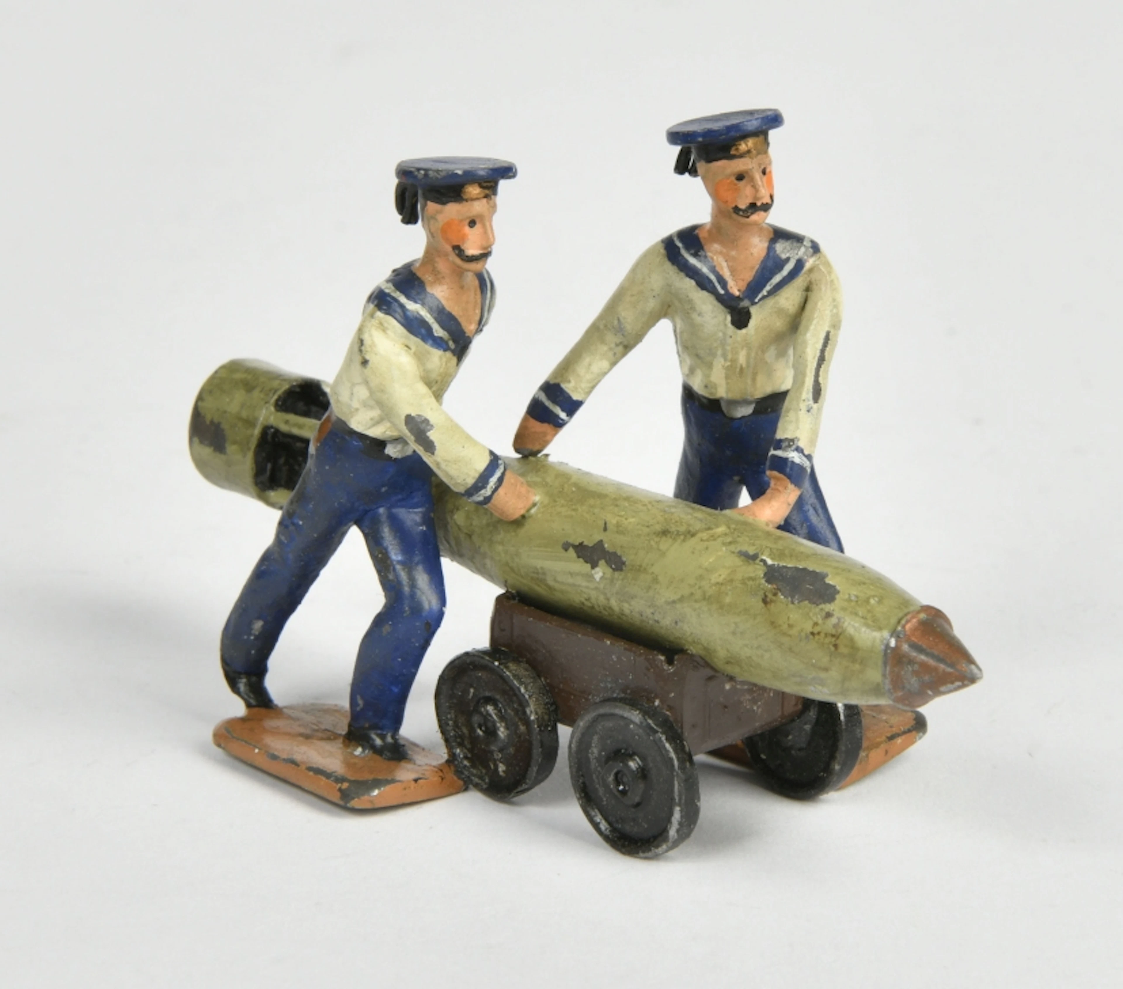 Matrosen mit Torpedo
