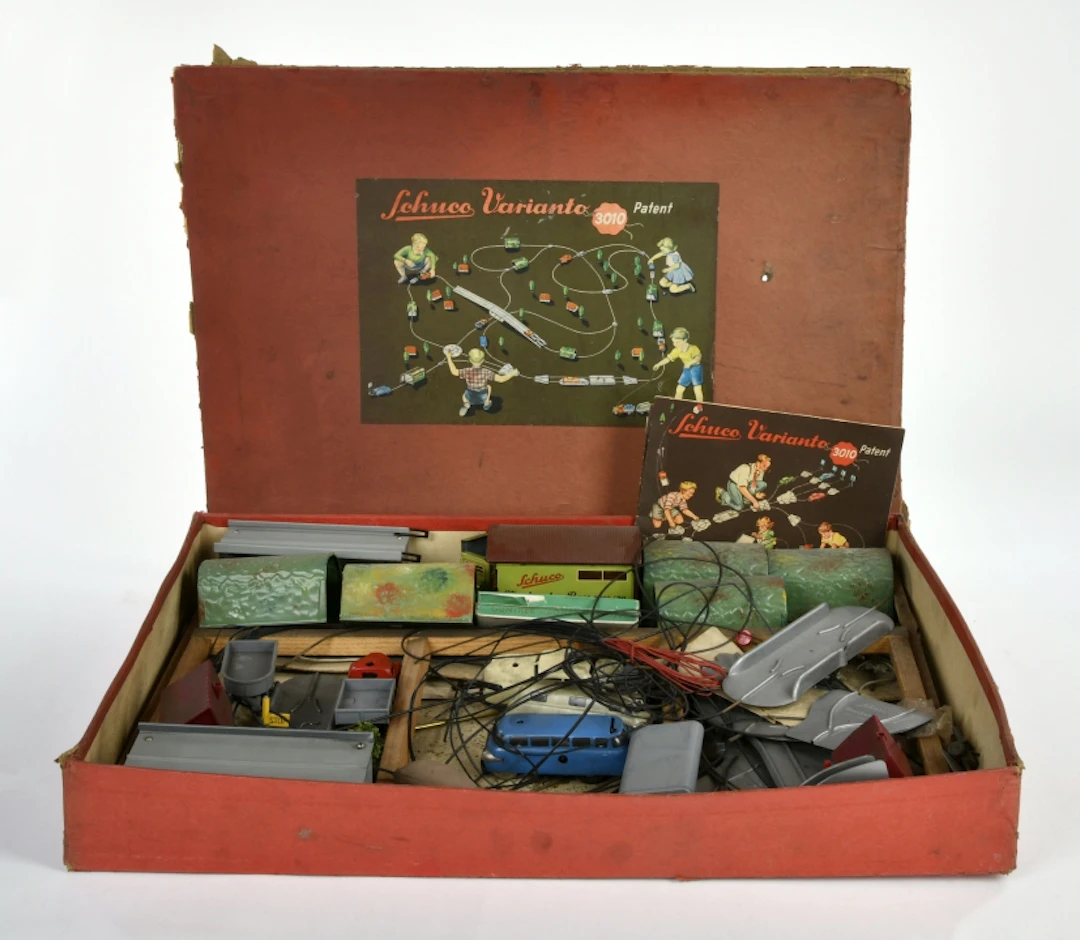 Schuco, Varianto Packung 3010 mit 4 Fahrzeugen und Zubehör