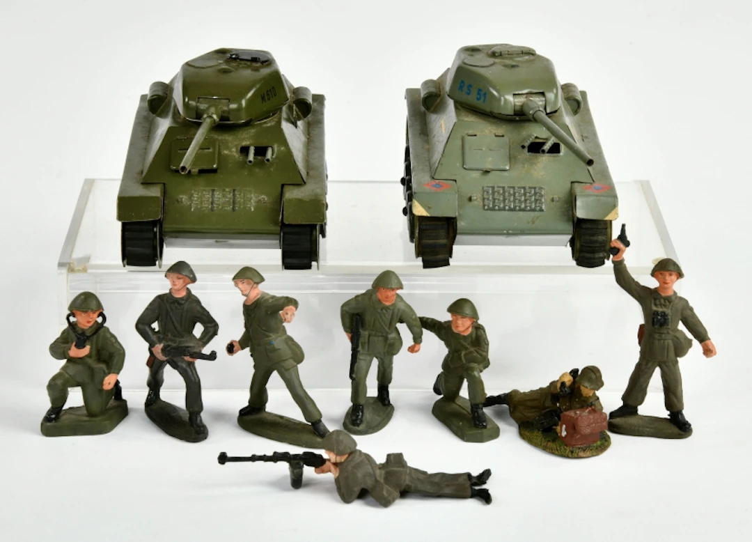 2 NVA Panzer und Soldaten