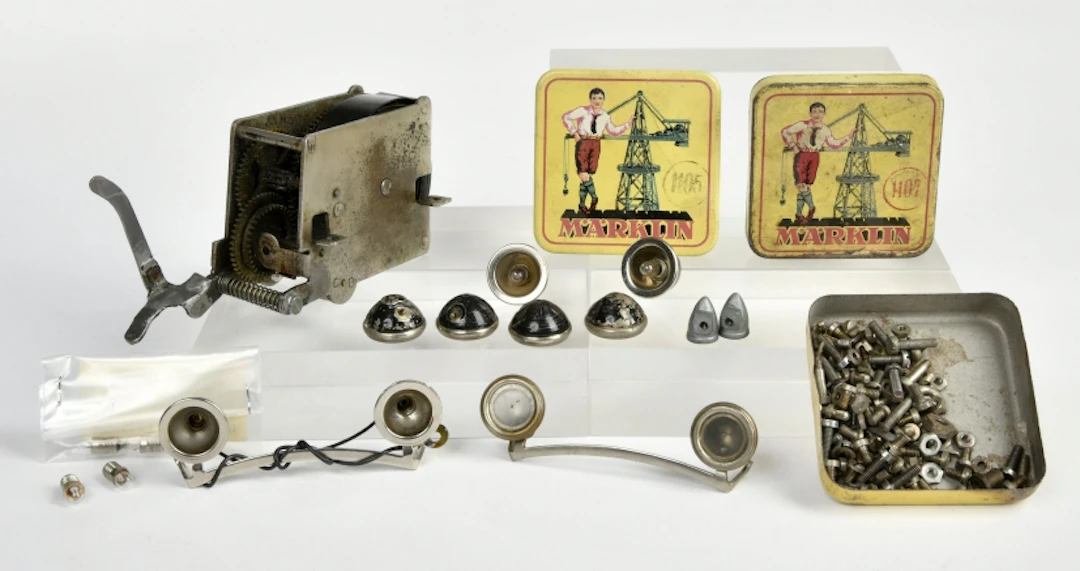 Märklin, großes Uhrwerk & Ersatzteile für Baukasten Autos