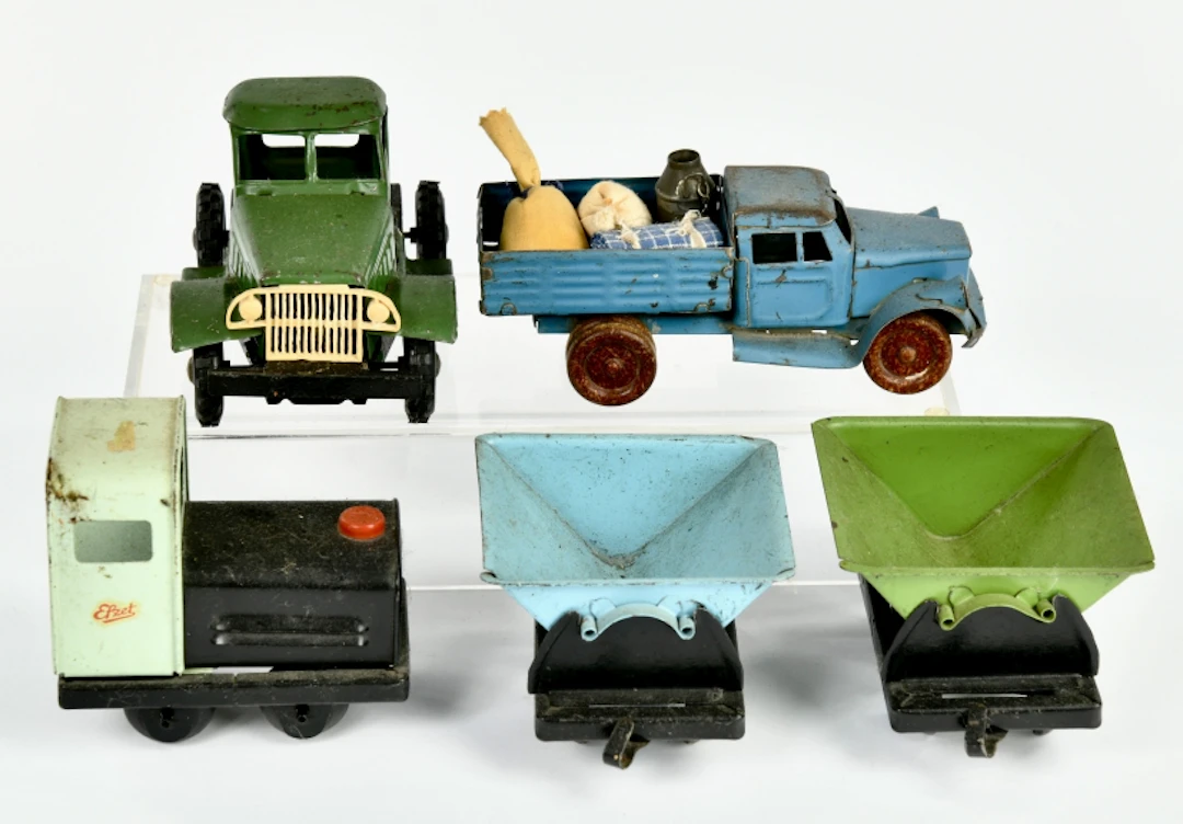 Zug und Lieferwagen
