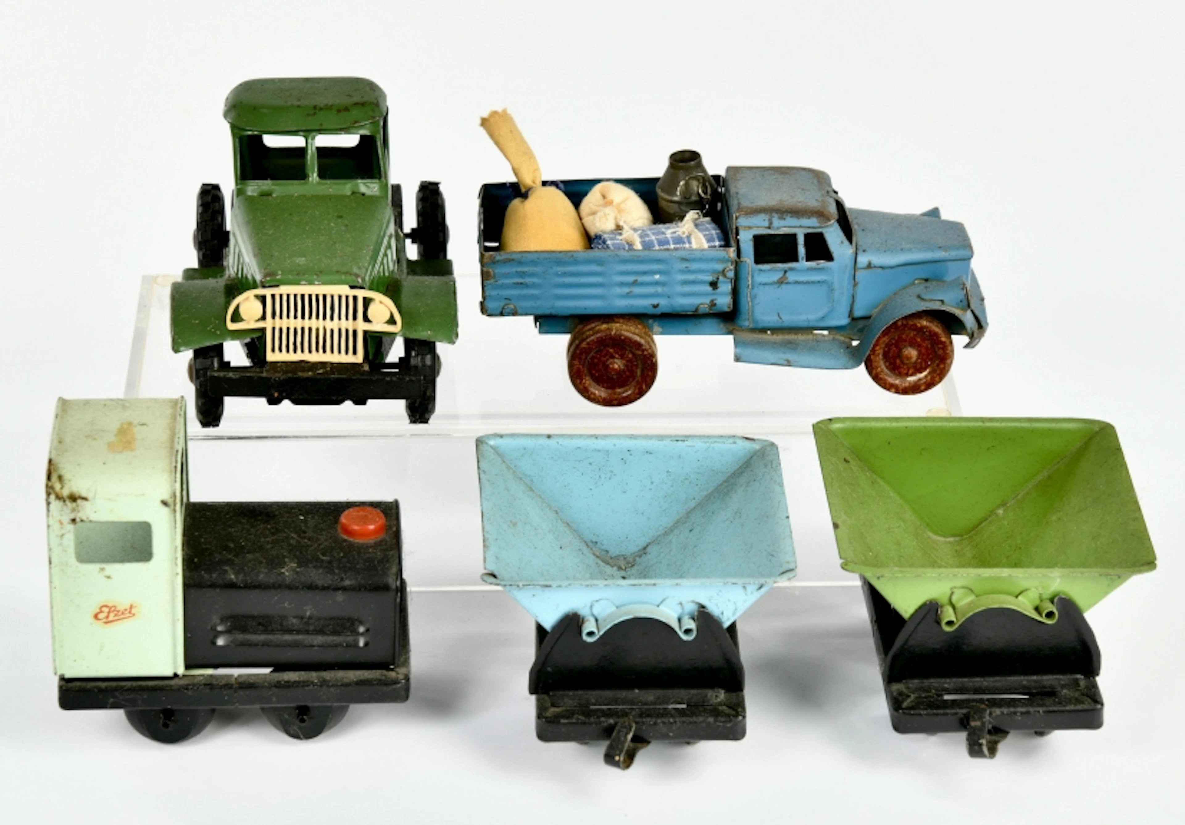 Zug und Lieferwagen