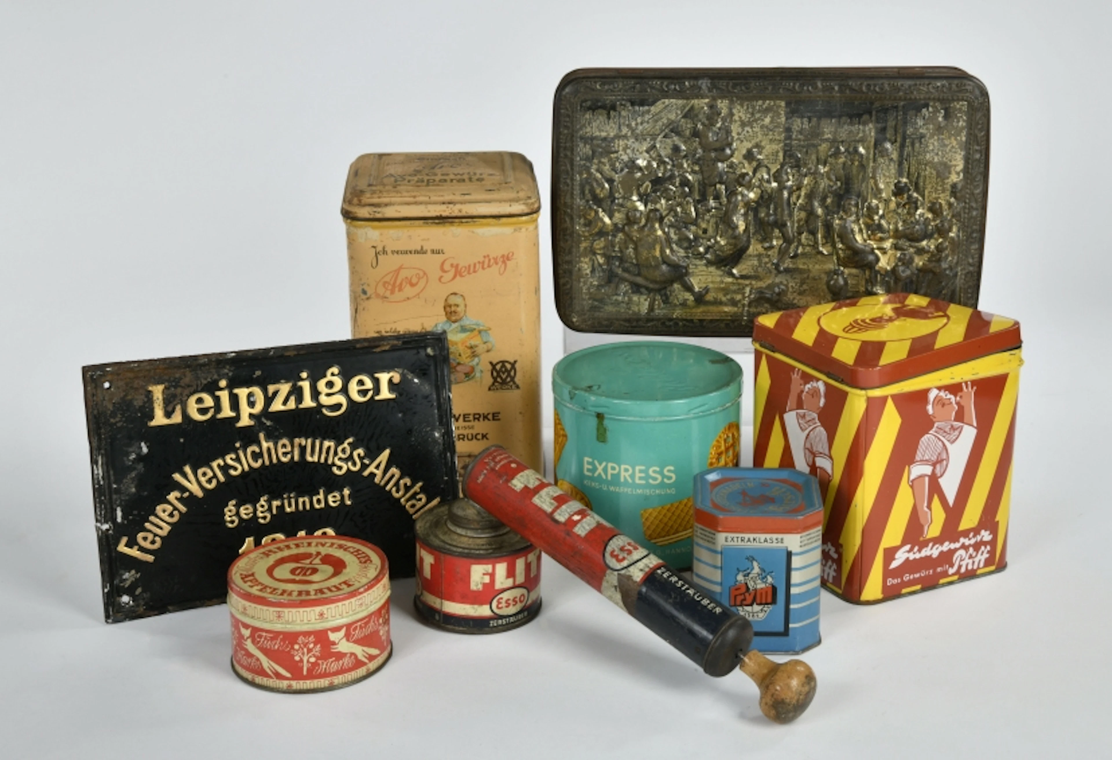Konvolut Blechdosen und Schilder
