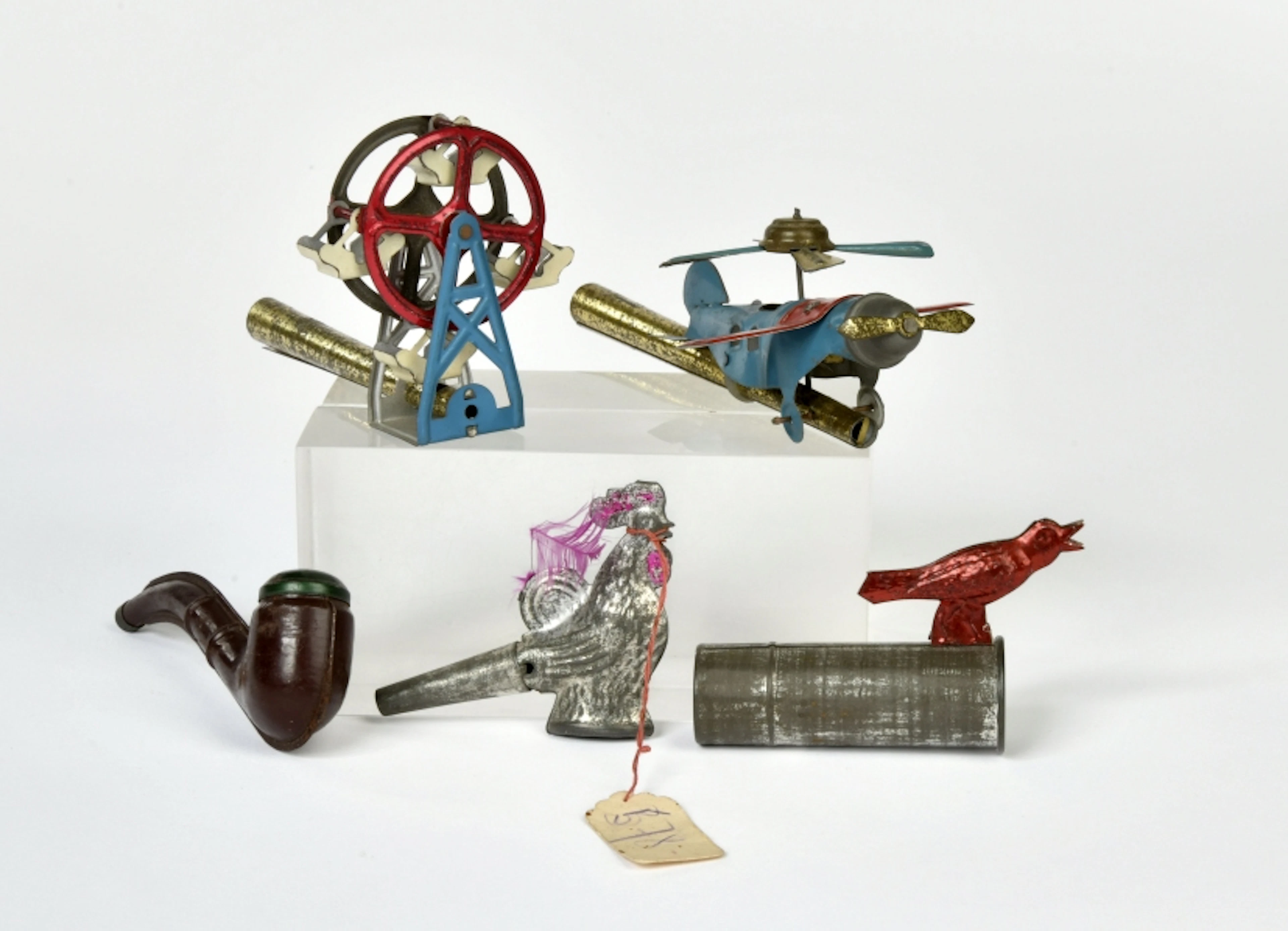 Konvolut Pfeifen, Penny Toys u.a.