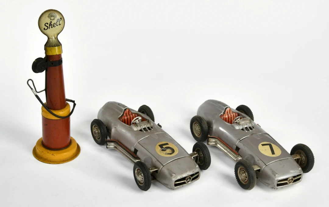 JNF, 2x Mercedes & Zapfsäule