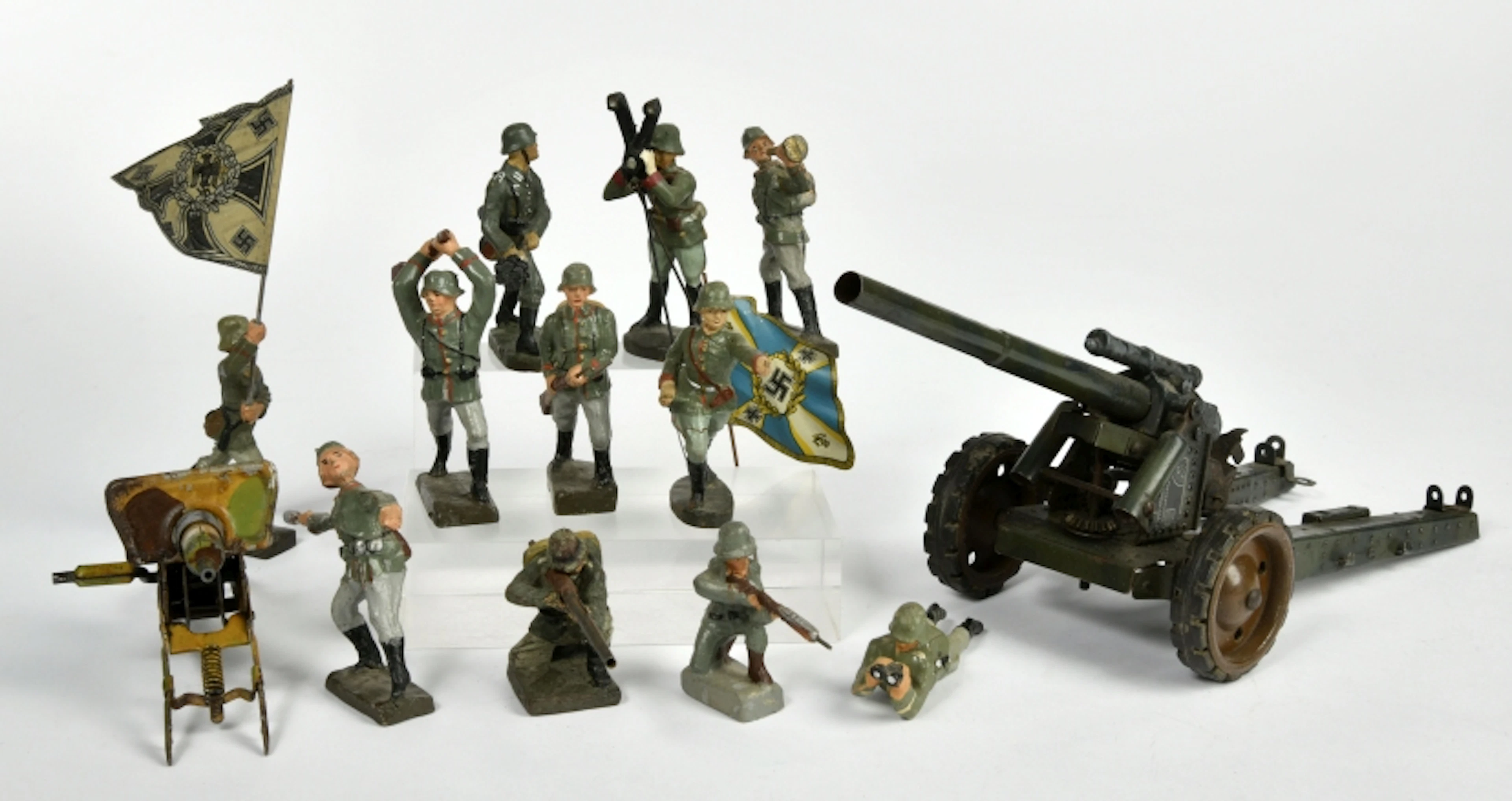 Großes Geschütz und Soldaten im Kampf