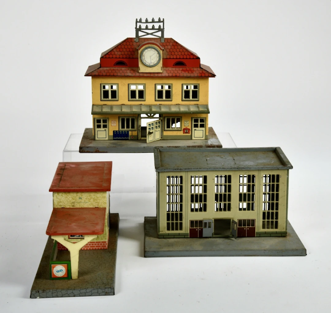 HWN u.a., 3 Bahnhofsgebäude