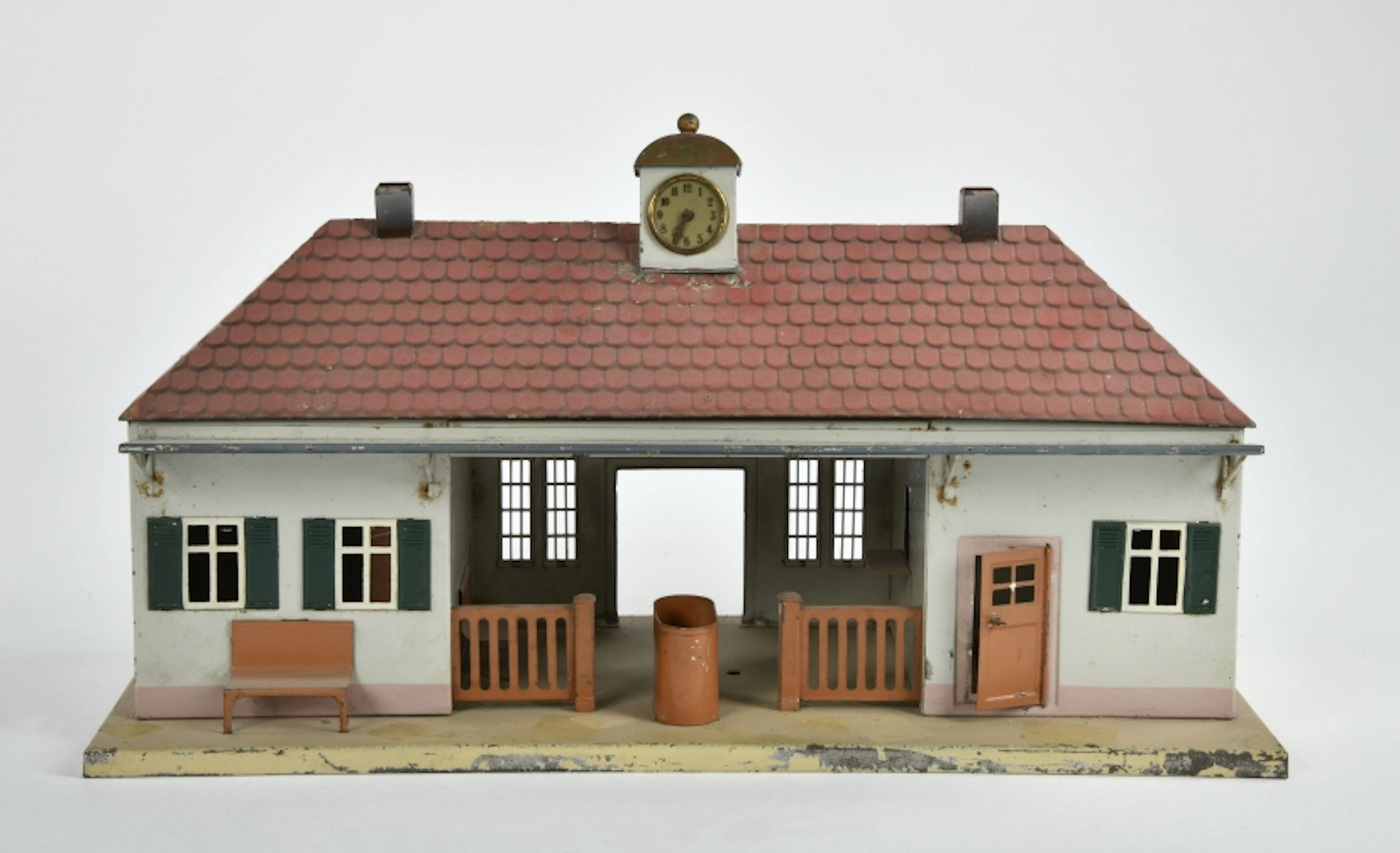 Doll, Bahnhof