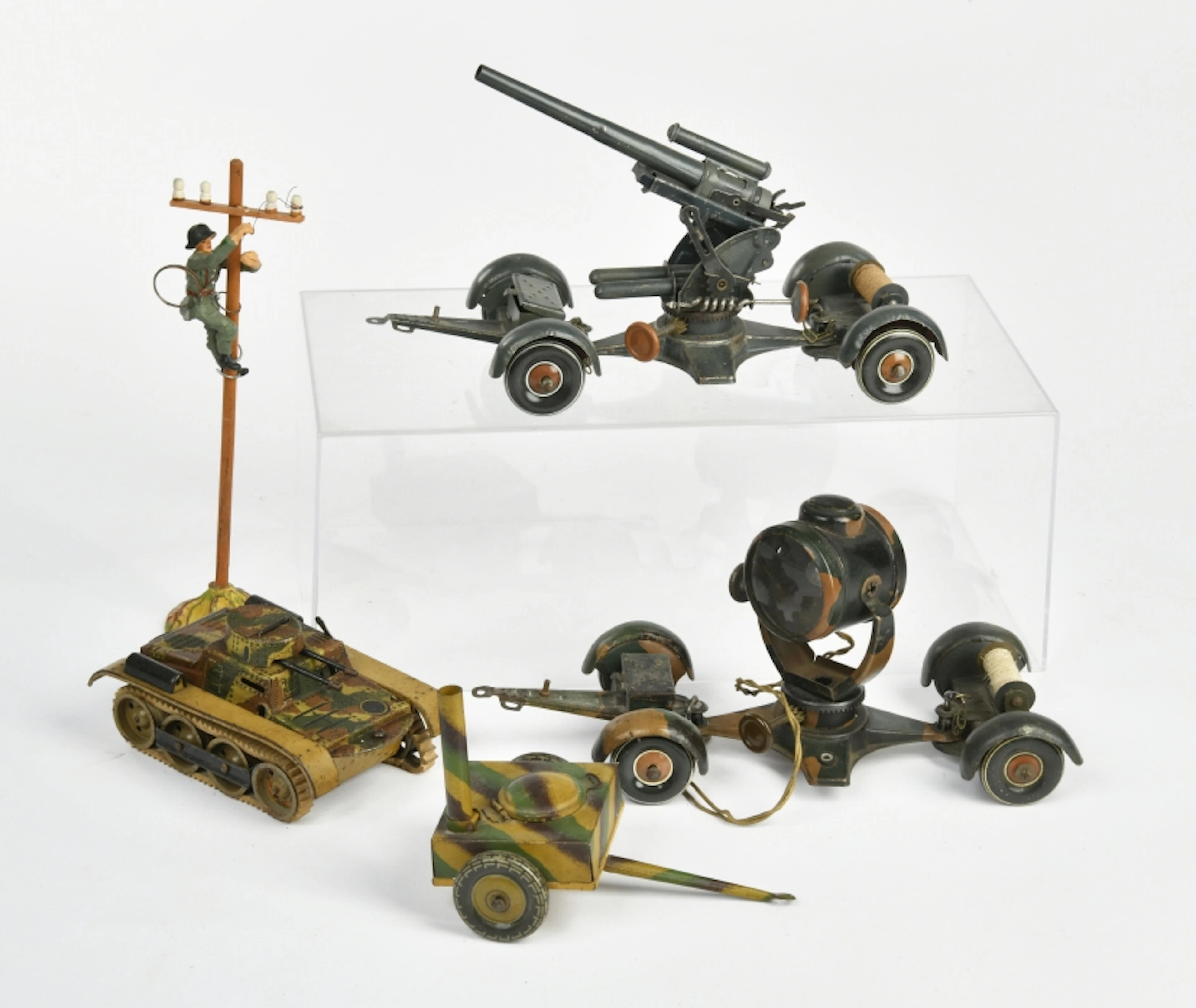 Tippco u.a., Panzer, Scheinwerfer, Geschütz, Soldaten usw.