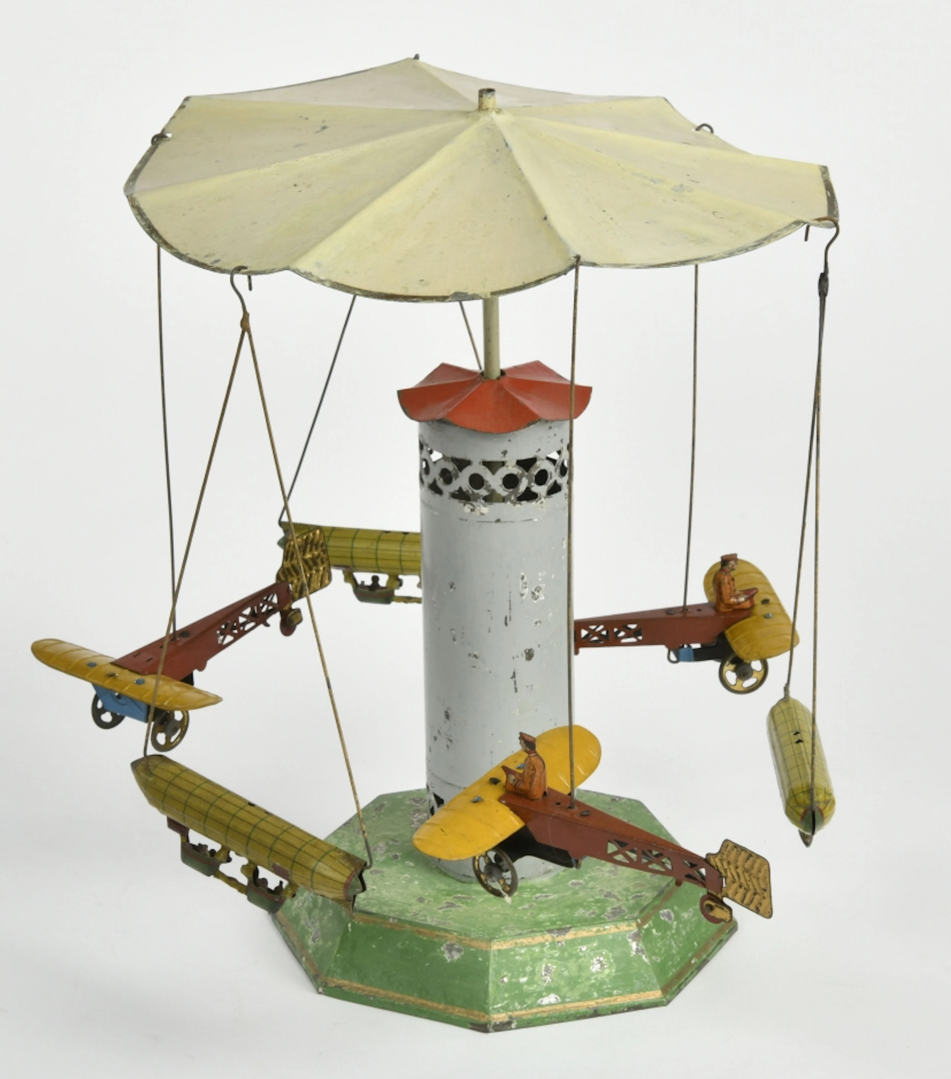 Karussell mit Penny Toy Flugzeugen und Zeppelinen