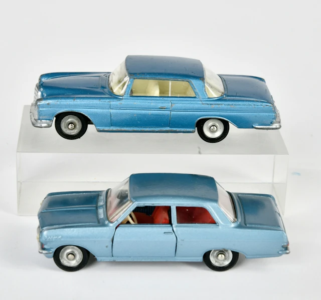 Dinky Toys, 533 Mercedes Benz 300 SE & Opel Rekord