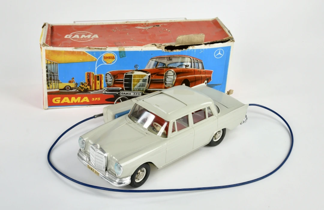 Gama, 375 Mercedes Benz 220 S