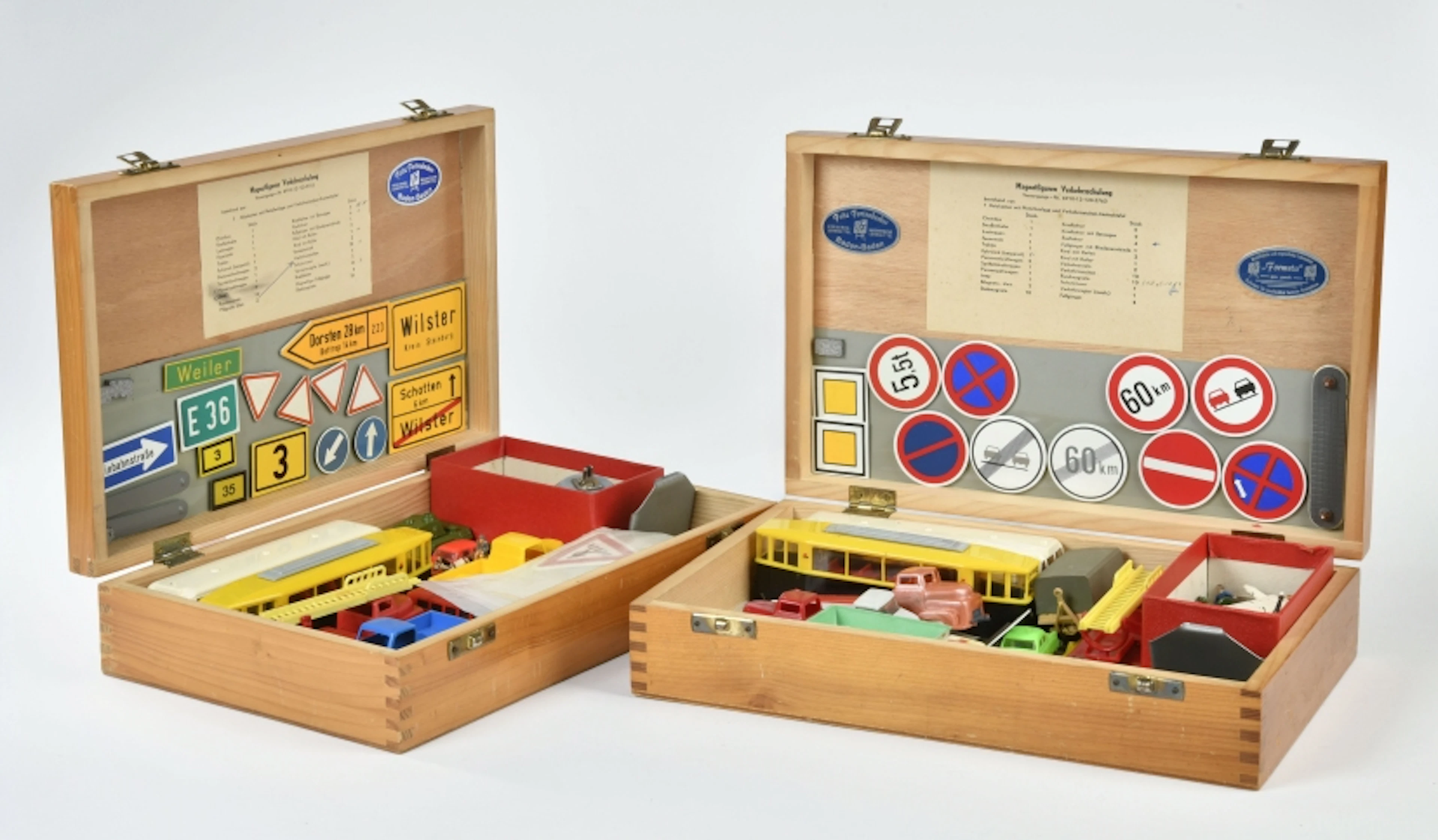 2 Fahrschulkasten aus den 50/60er Jahren mit Schuco und Siku Spielzeug