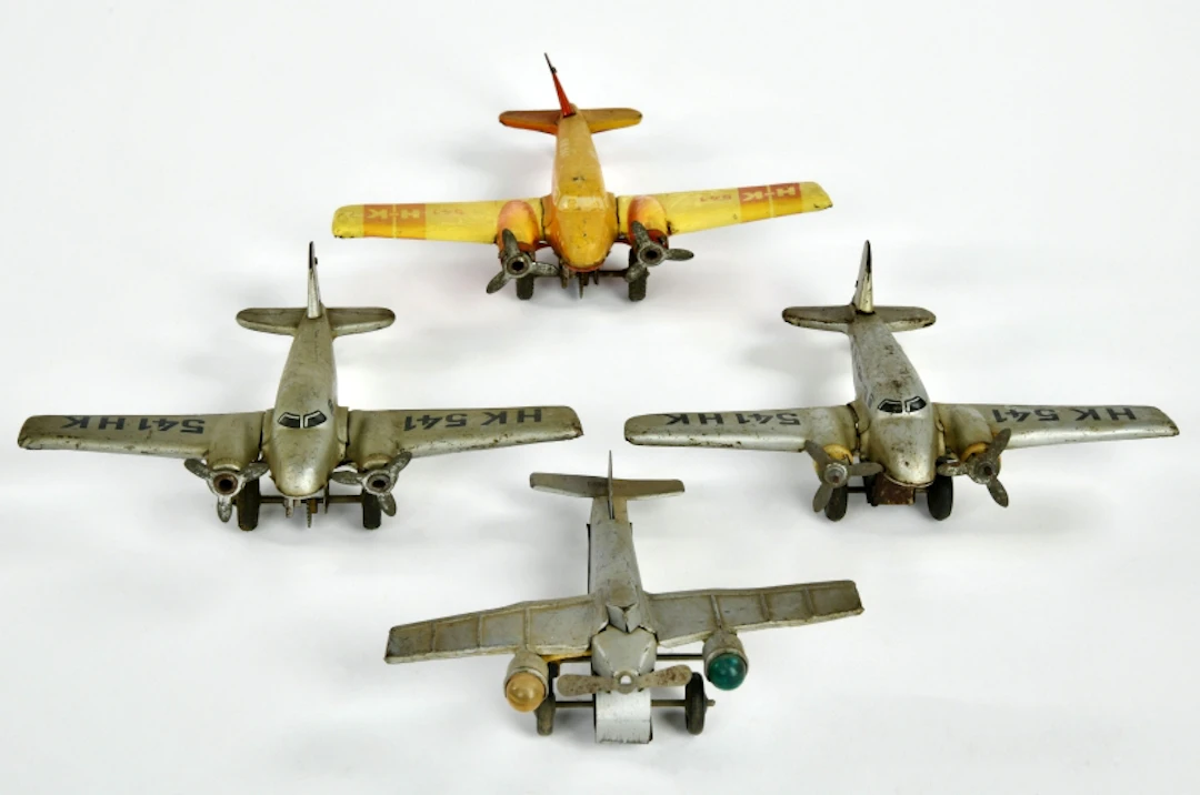 Huki u.a., 4 Flugzeuge