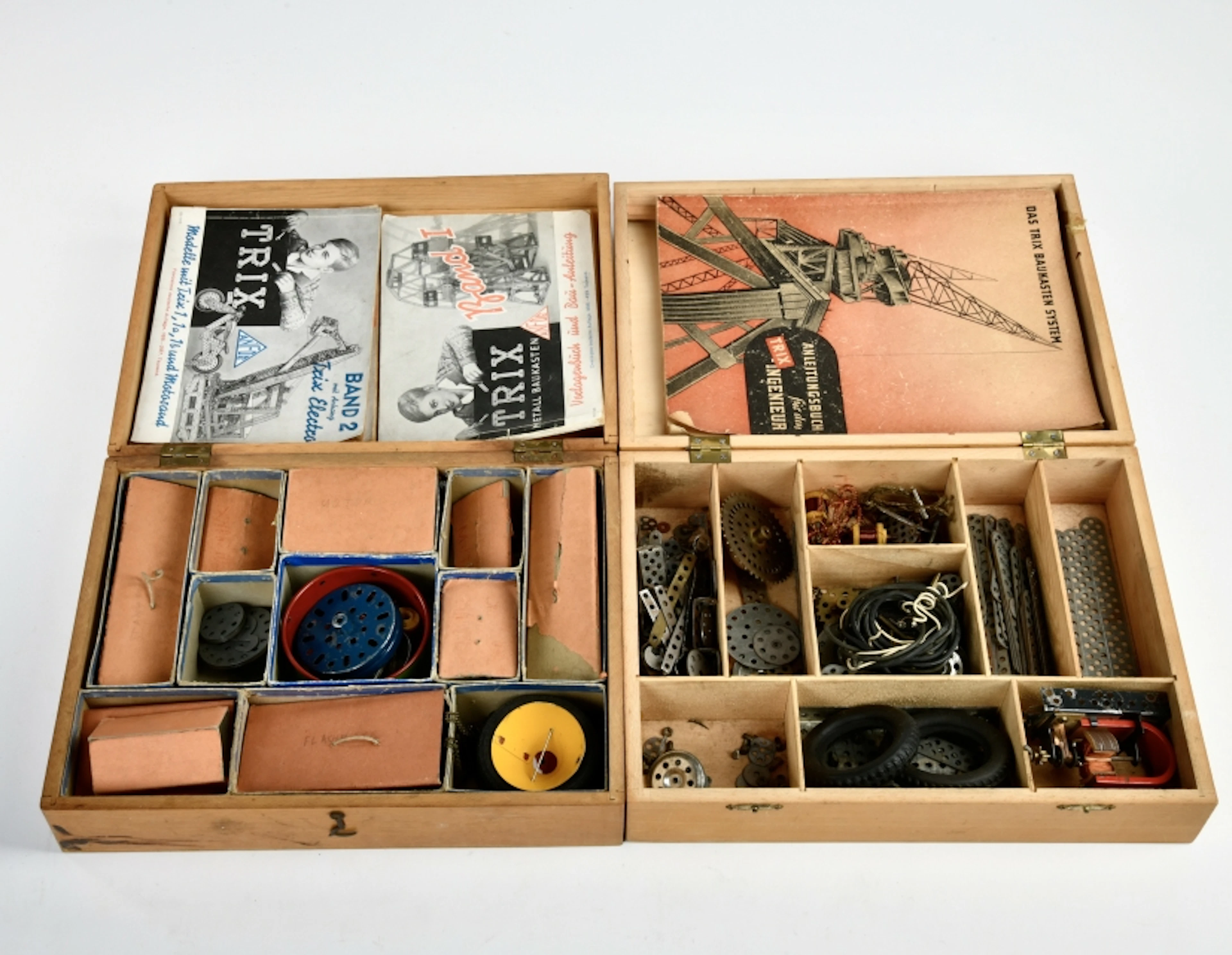 Trix, 2 Holzkisten mit Bauteilen