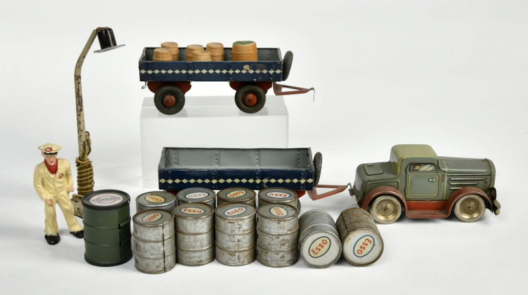 Arnold, Zugmaschine mit zwei Anhängern, Tankwart, Fässer u.a.
