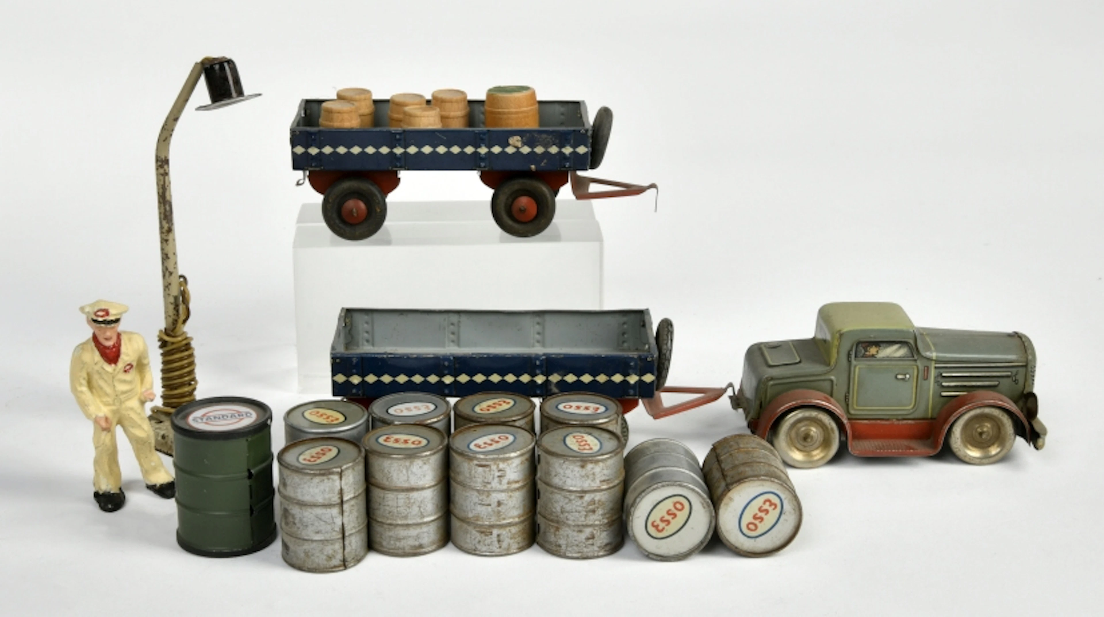 Arnold, Zugmaschine mit zwei Anhängern, Tankwart, Fässer u.a.