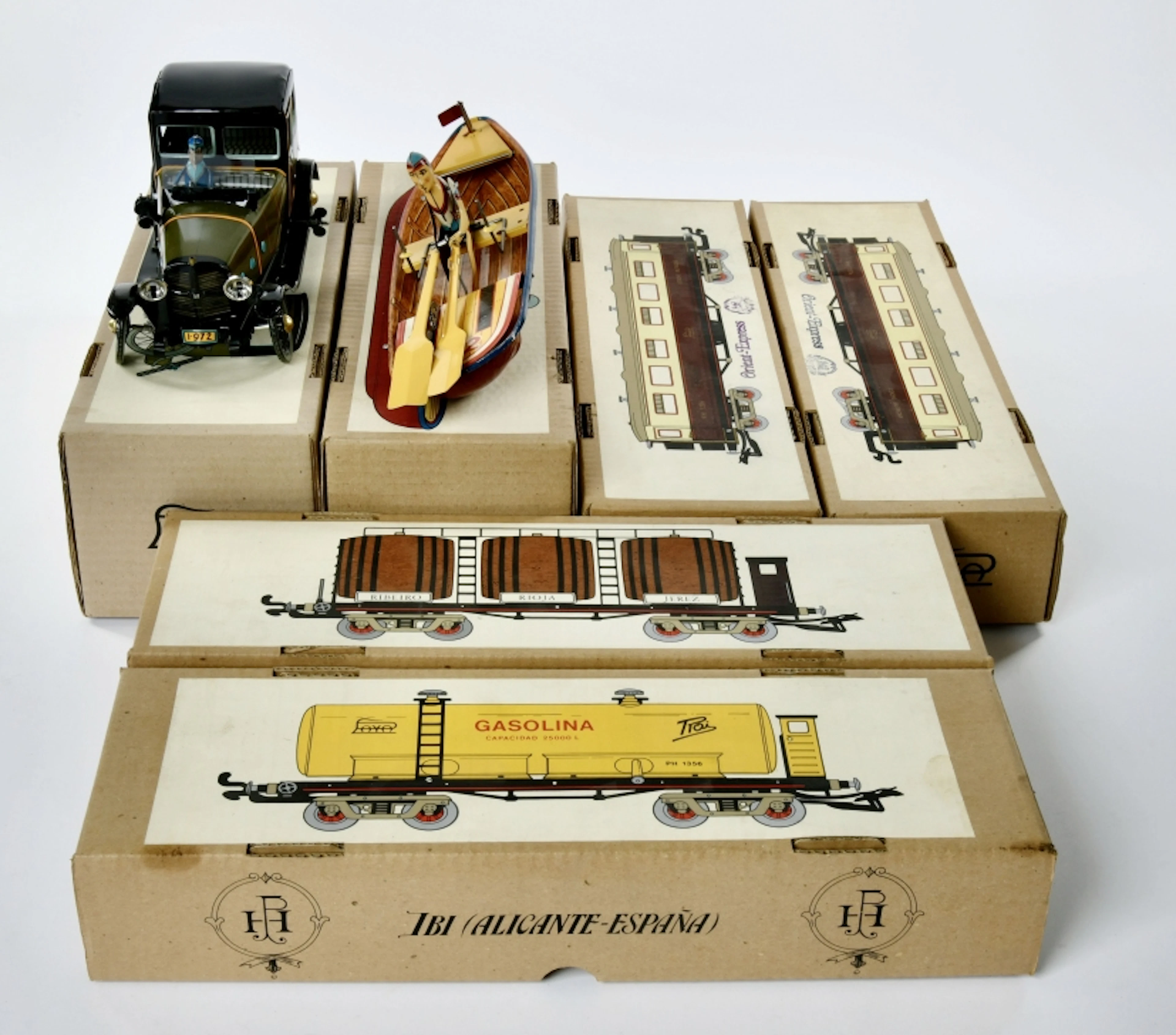 Paya, 4 Wagen, Limousine und Boot