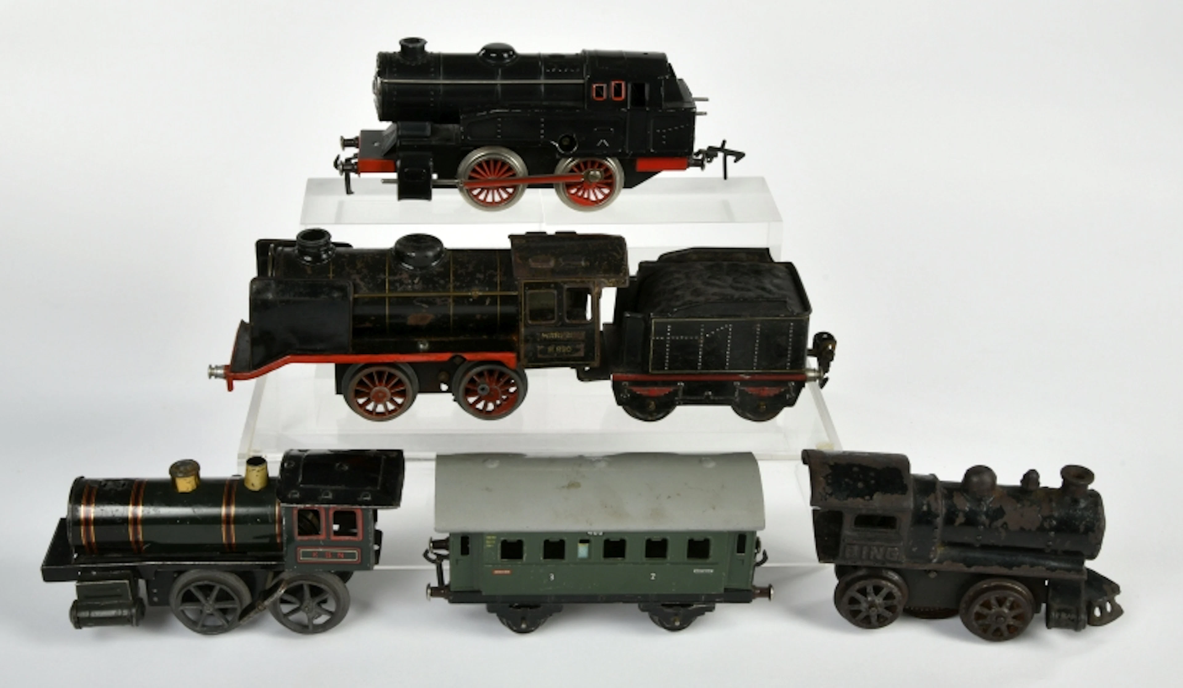 Märklin u.a., Konvolut Spur 0 4 Loks, Wagen, Tender