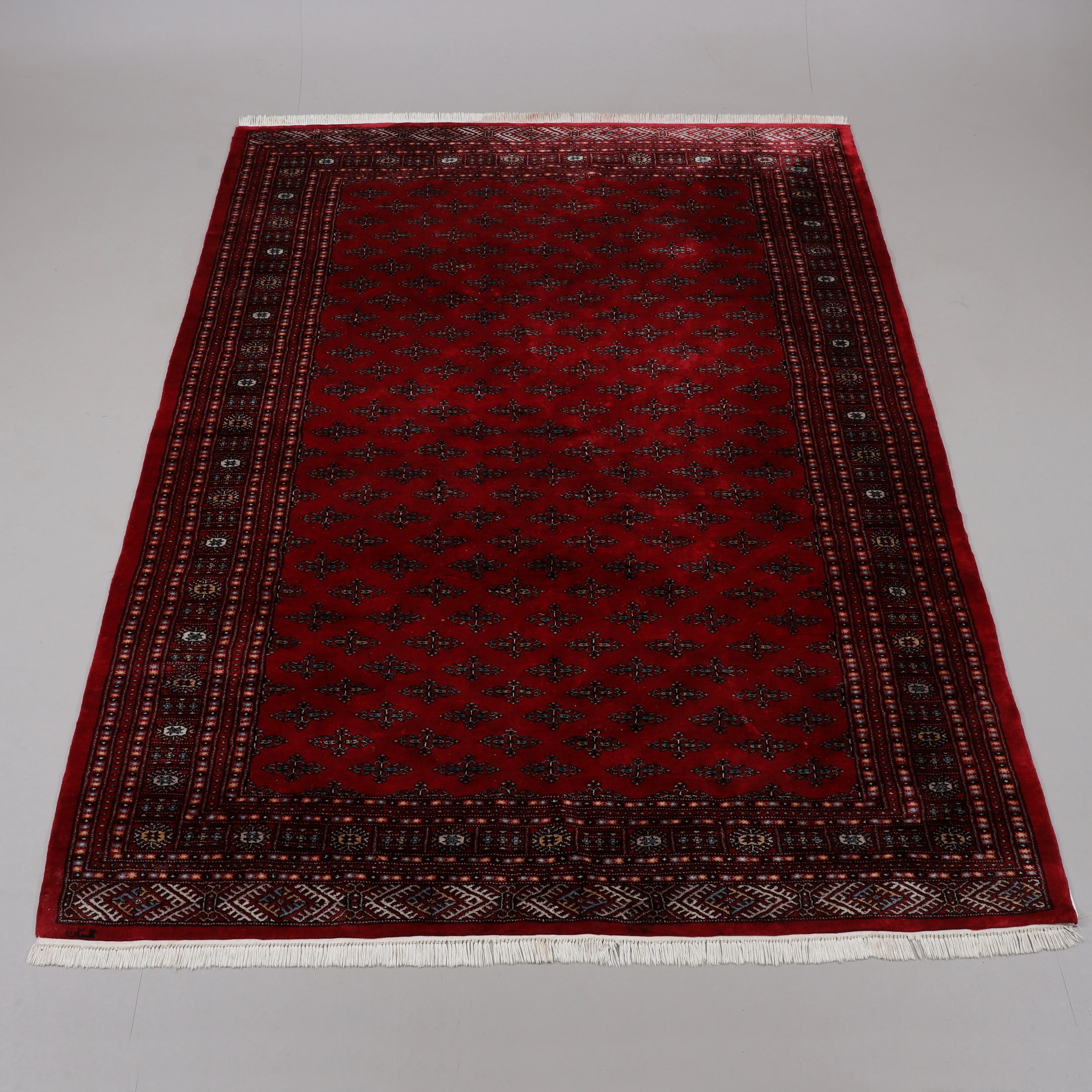 MATTA, orientalisk, Pakistan, signerad, 317 x 228 cm.
