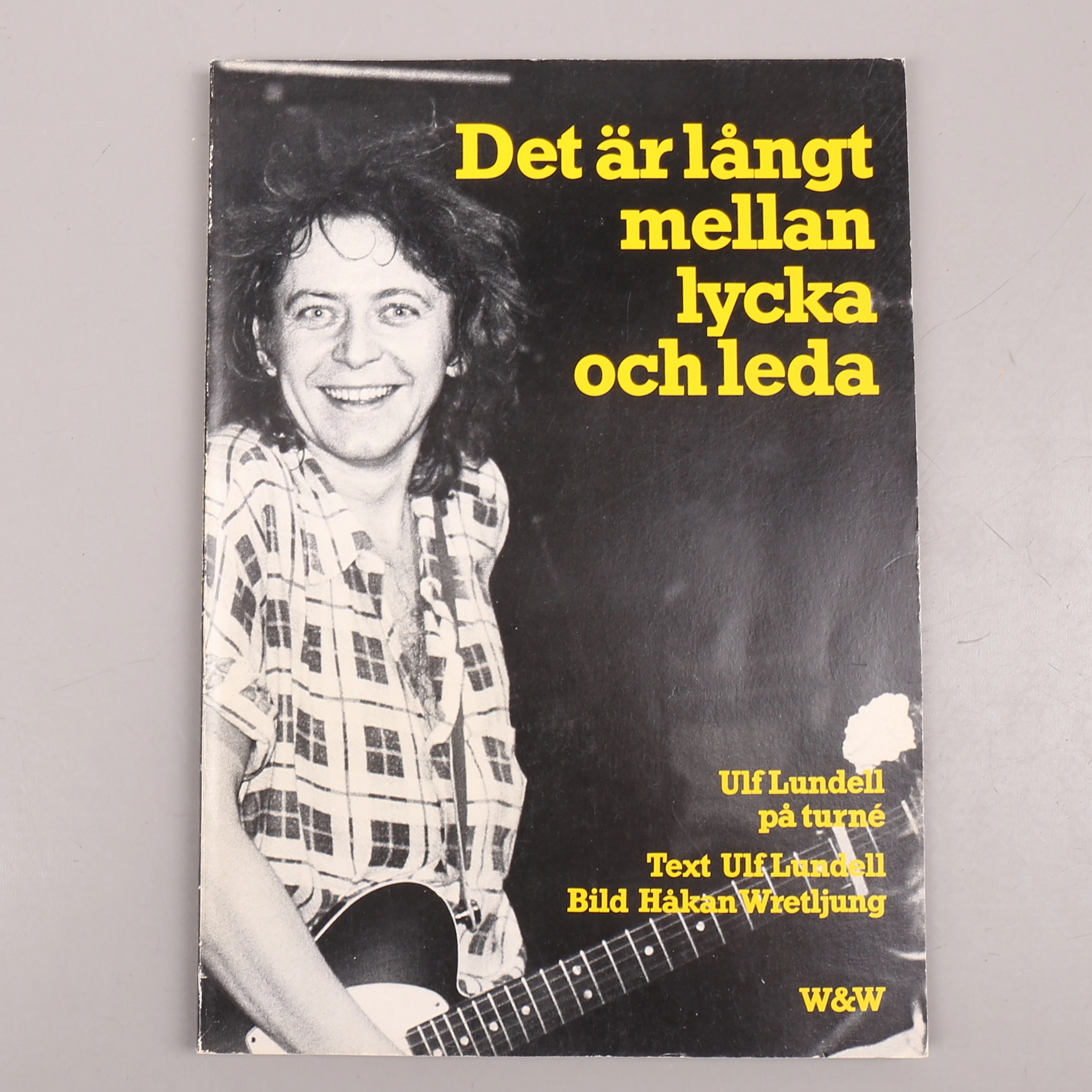 ULF LUNDELL. Bok, "Det är långt mellan lycka och leda", 1981.