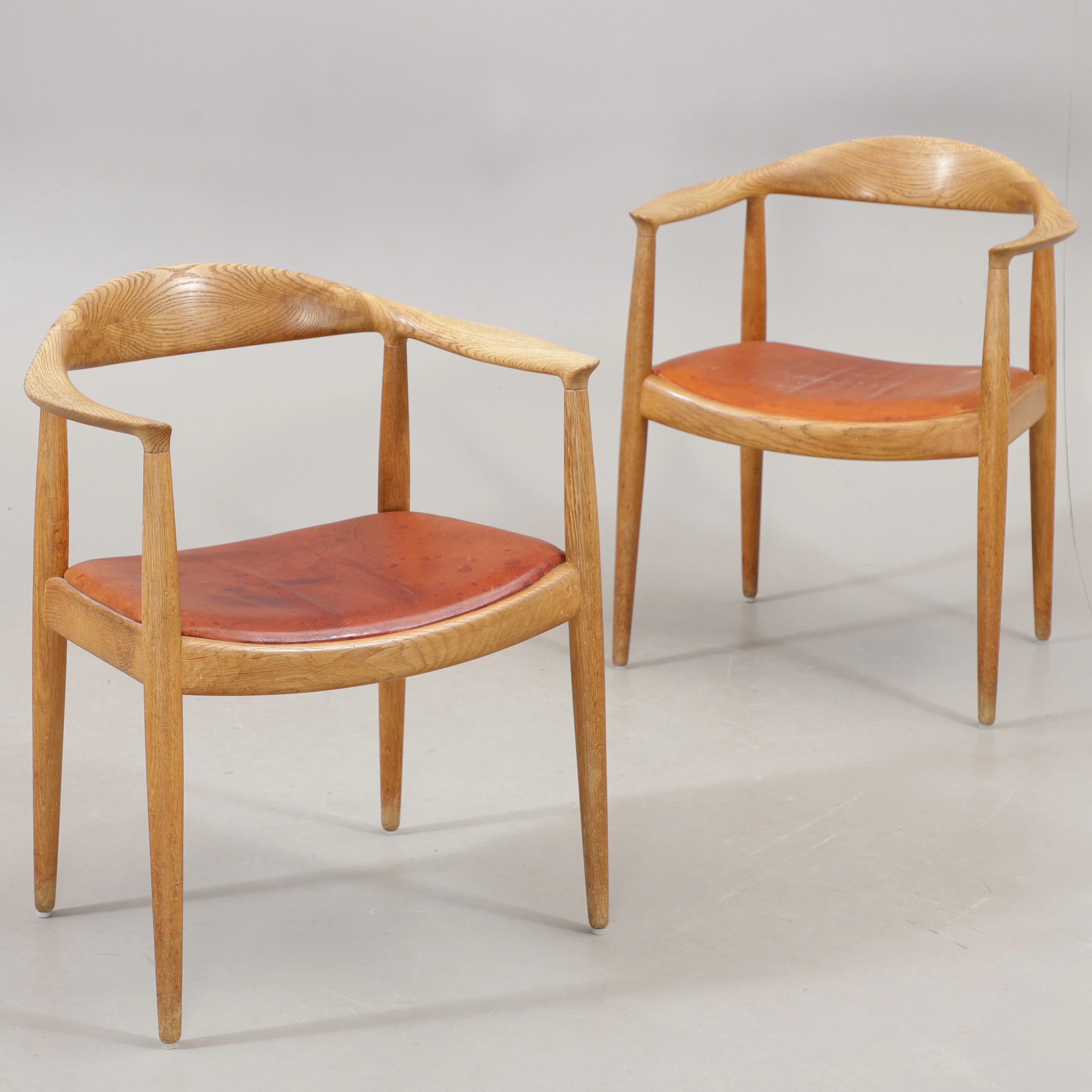 HANS J WEGNER. "The Chair", karmstolar, ett par, modell 503, ek med