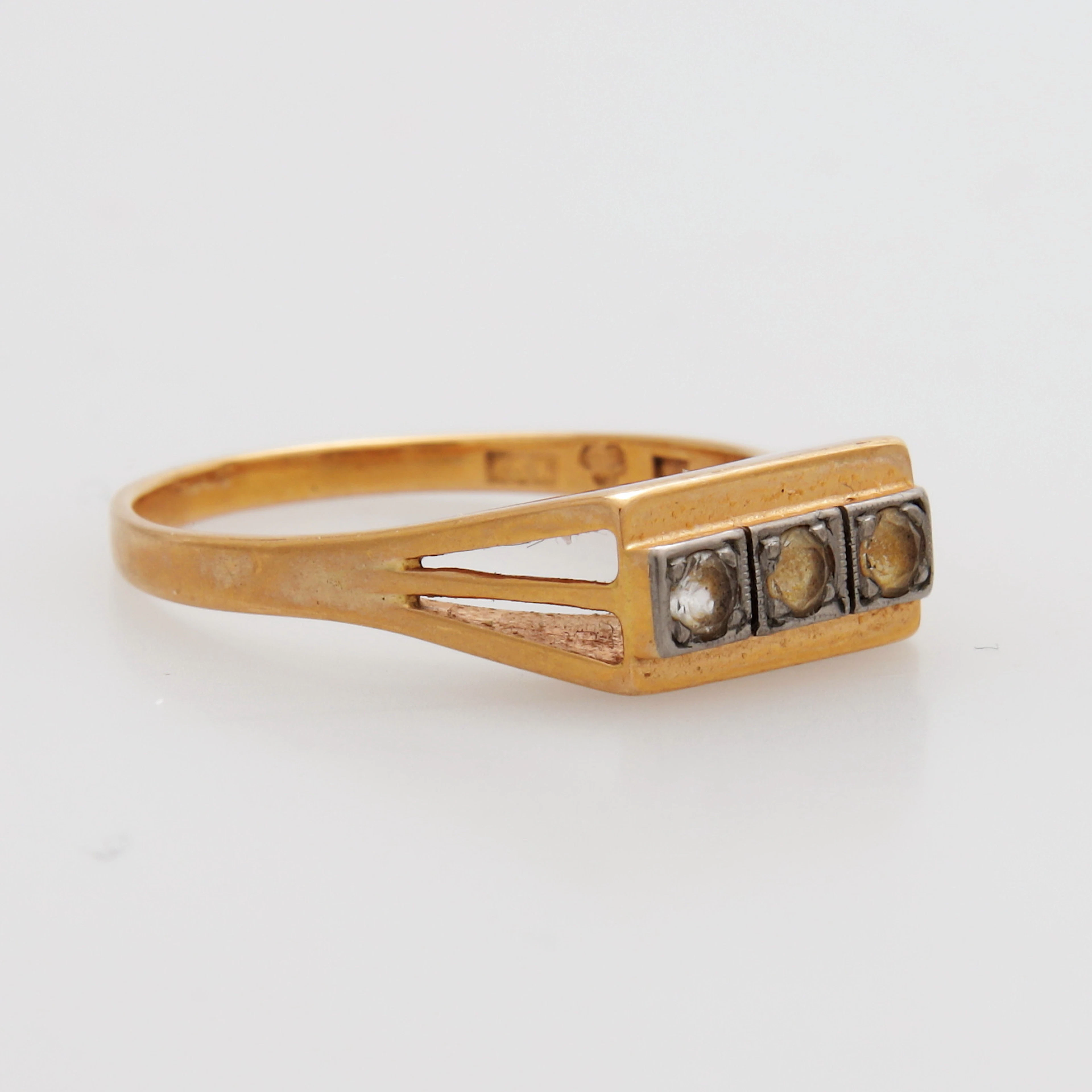 RING, guld 18k, med tre vita stenar, Alton, Falköping 1963, vikt 3,67 gram.