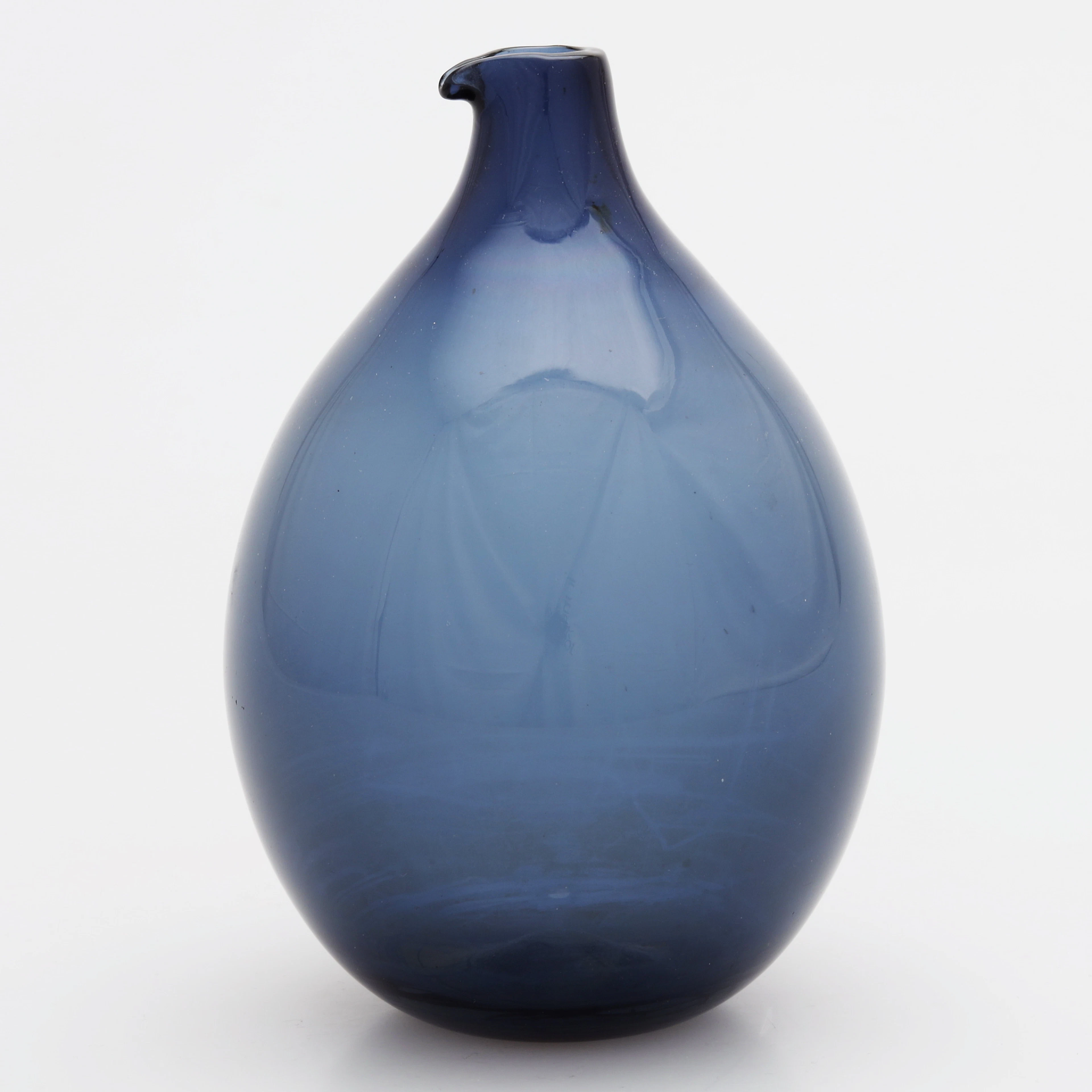 TIMO SARPANEVA. Vas, "Bird bottle", lilatonat glas, signerad, Iittala.