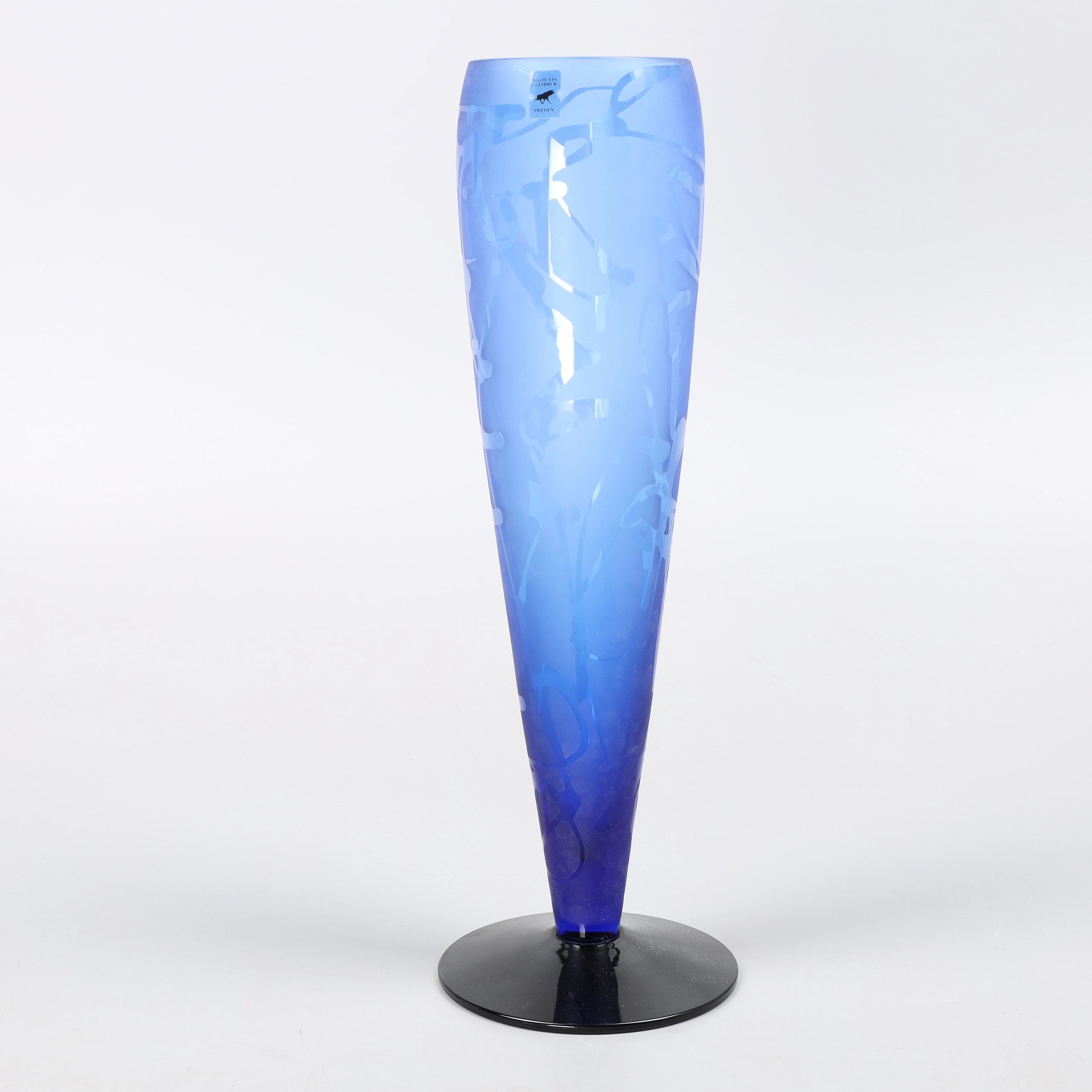 ROLF SINNEMARK. Vas, glas, Älghult Glasbruk, signerad.