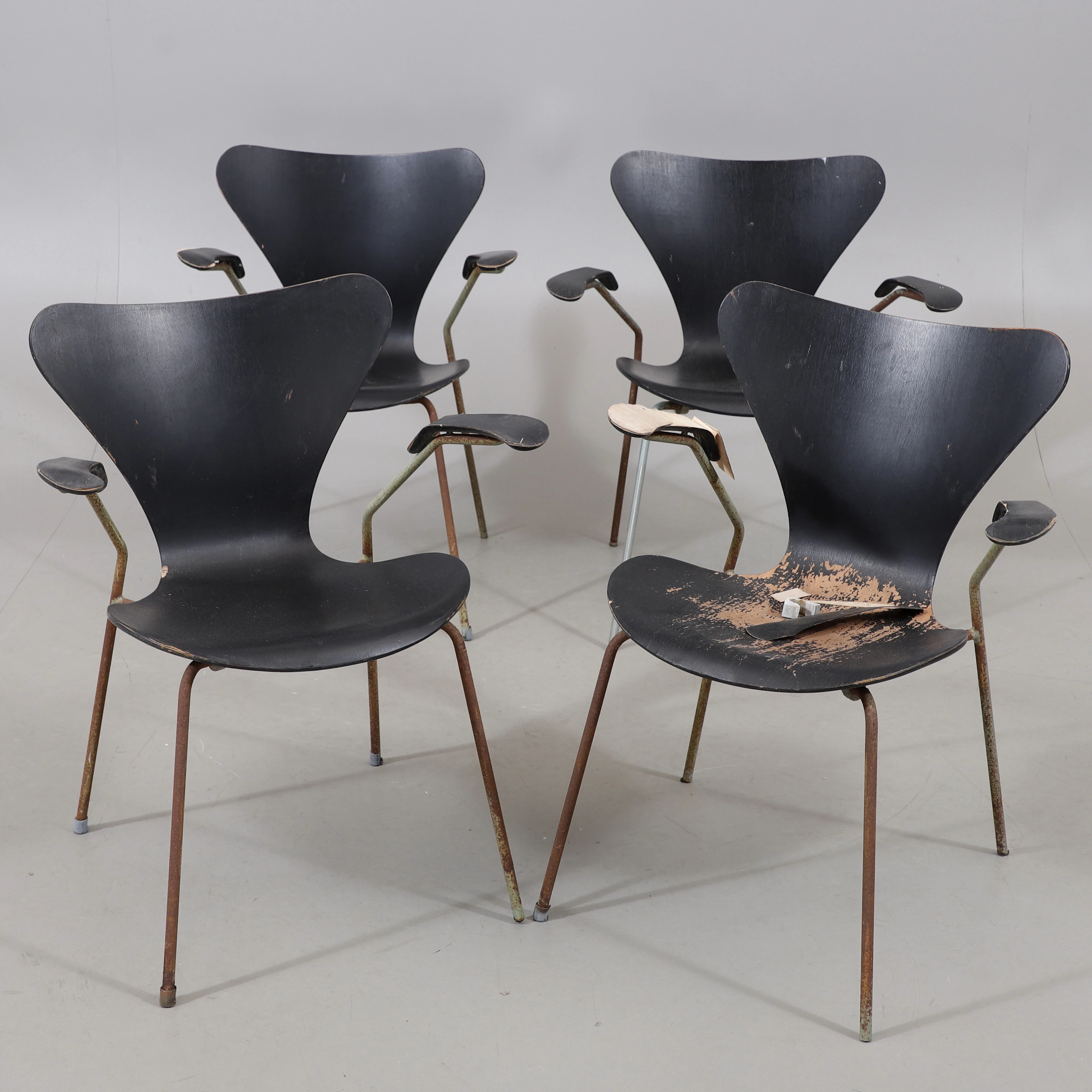 ARNE JACOBSEN. Stolar, 4 st, "Sjuan", Fritz Hansen, 1900-talets andra hälft.