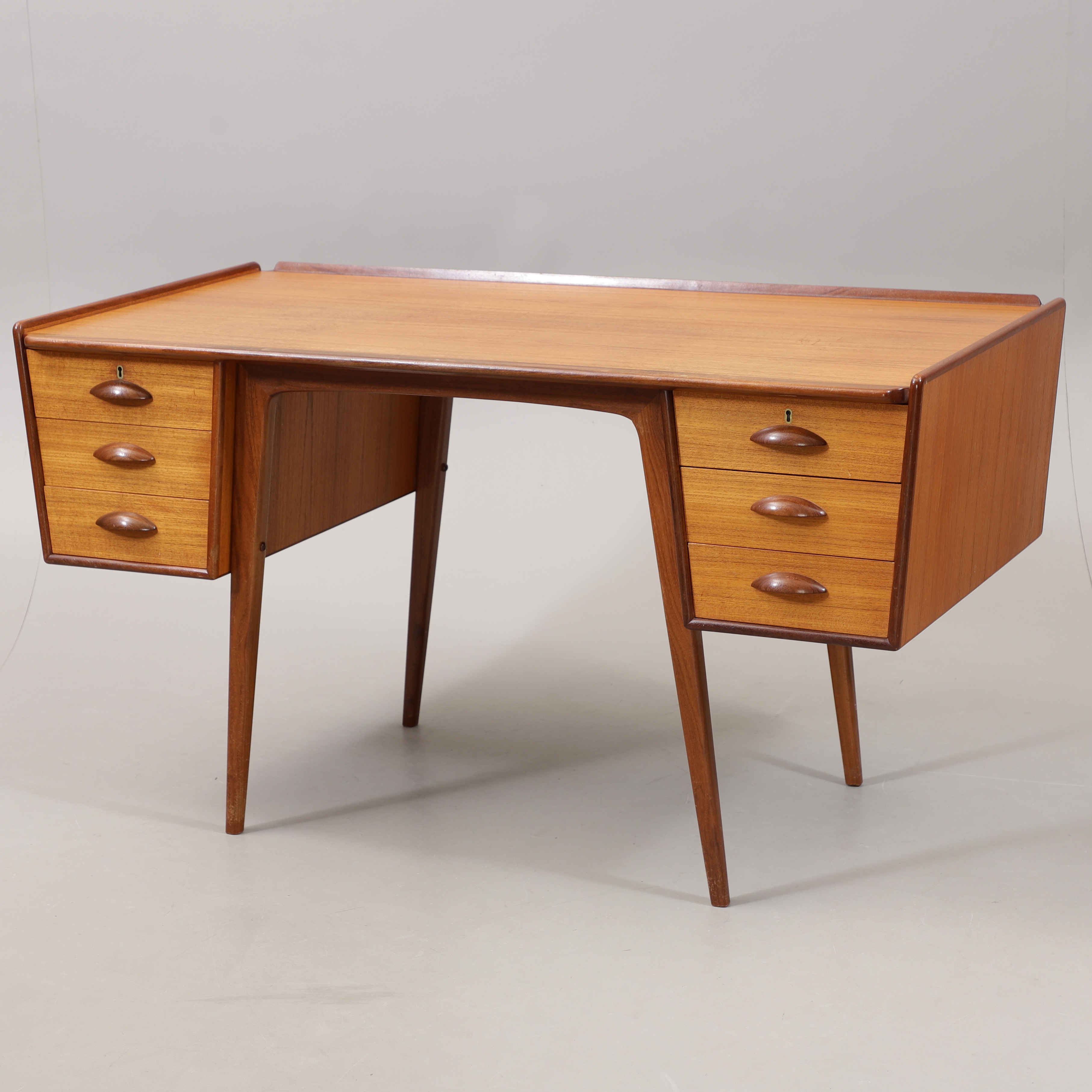 SVANTE SKOGH. Skrivbord, teak, "Uddebo", 1960-tal.