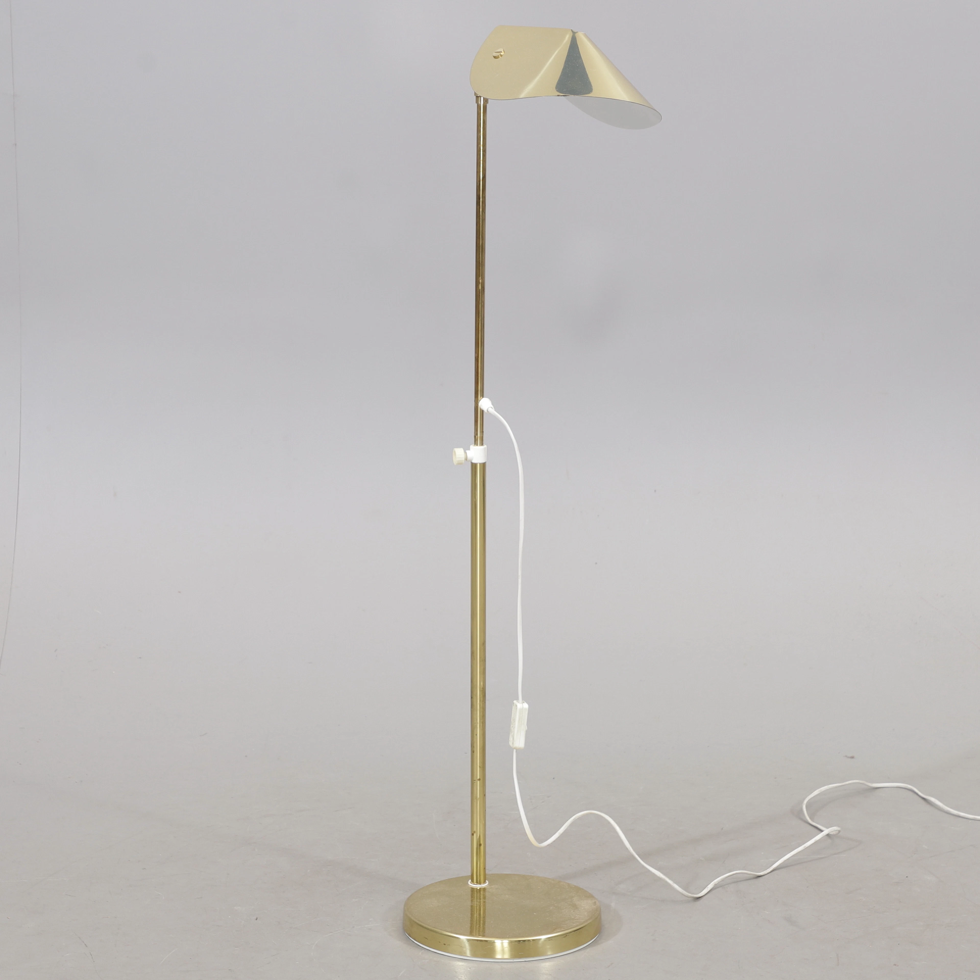 GOLVLAMPA, mässing, Aneta, 1900-talets andra hälft.