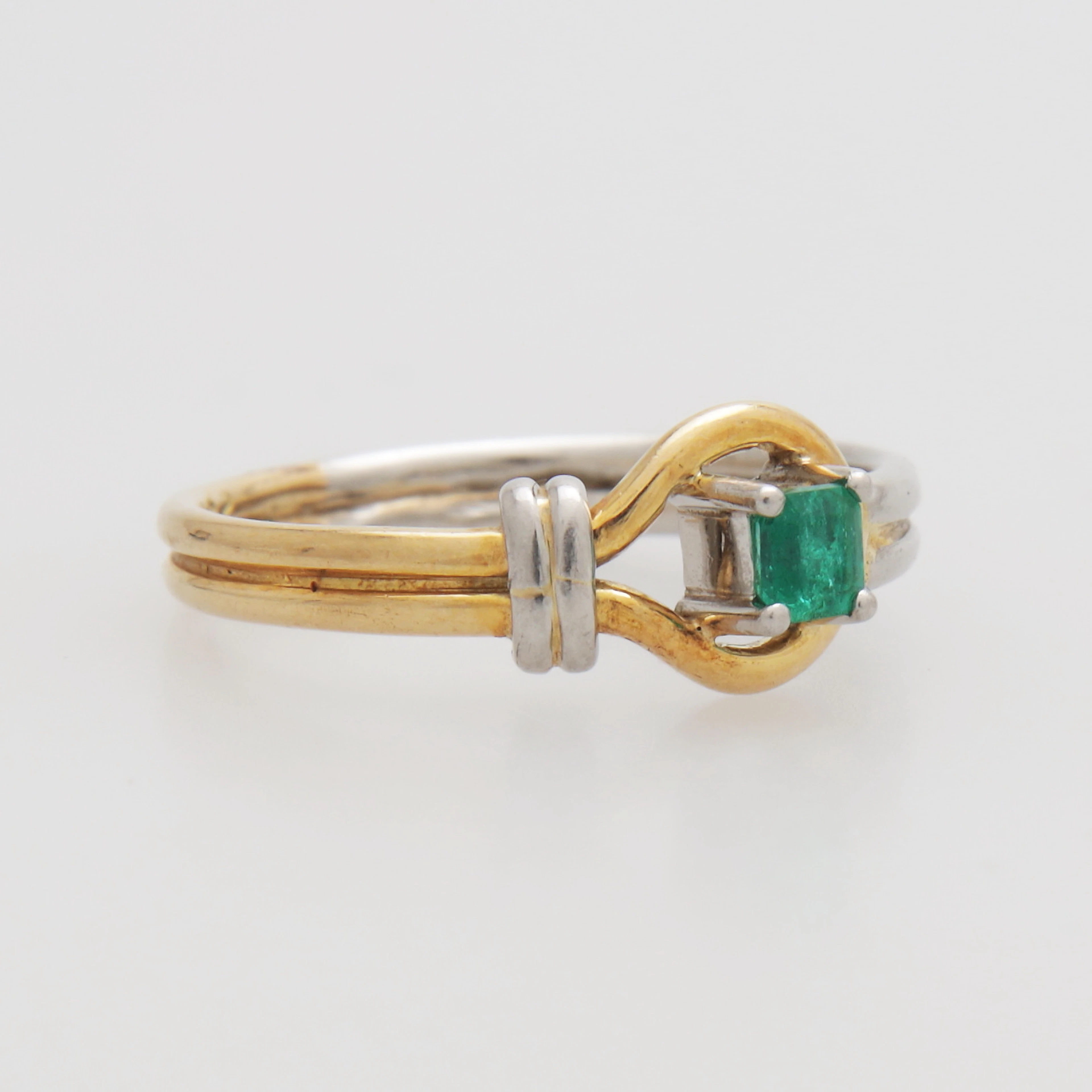 RING MED STEN, guld 18K, totalvikt 2,66 gram.