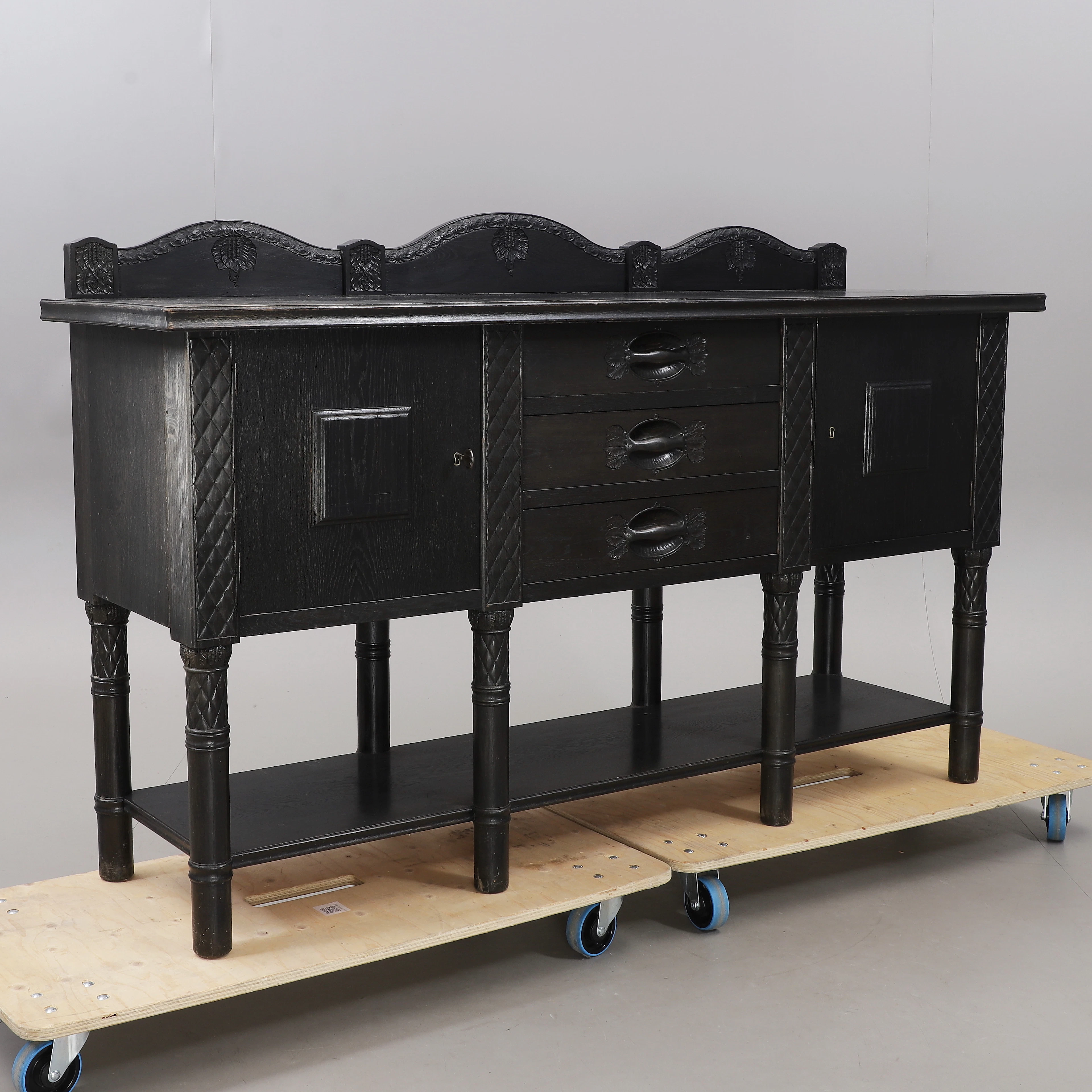 SIDEBOARD, svärtad ek, nationalromantik, omkring 1910.