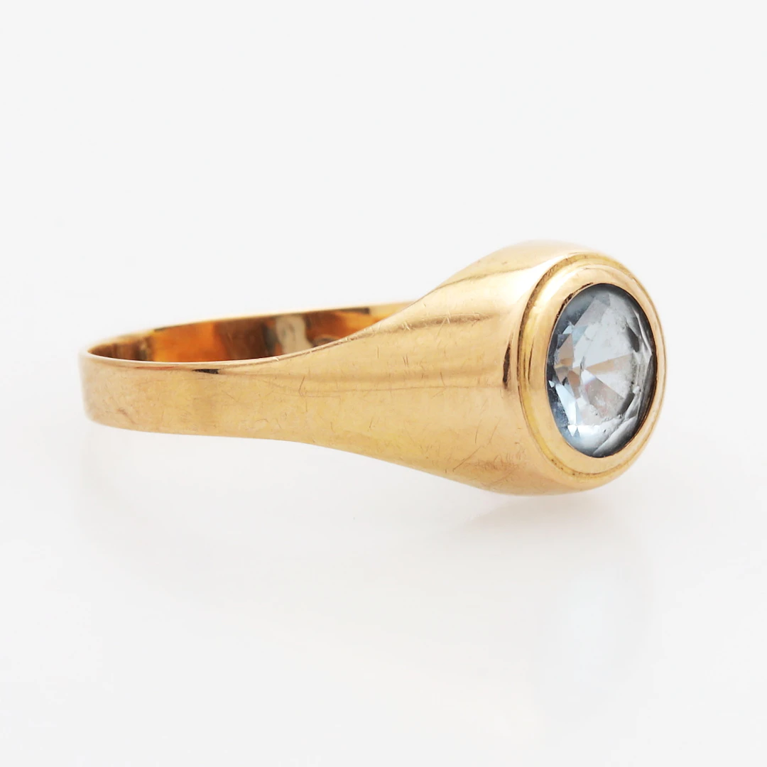 RING, guld 18k, med blå sten, vikt 2,14 gram.