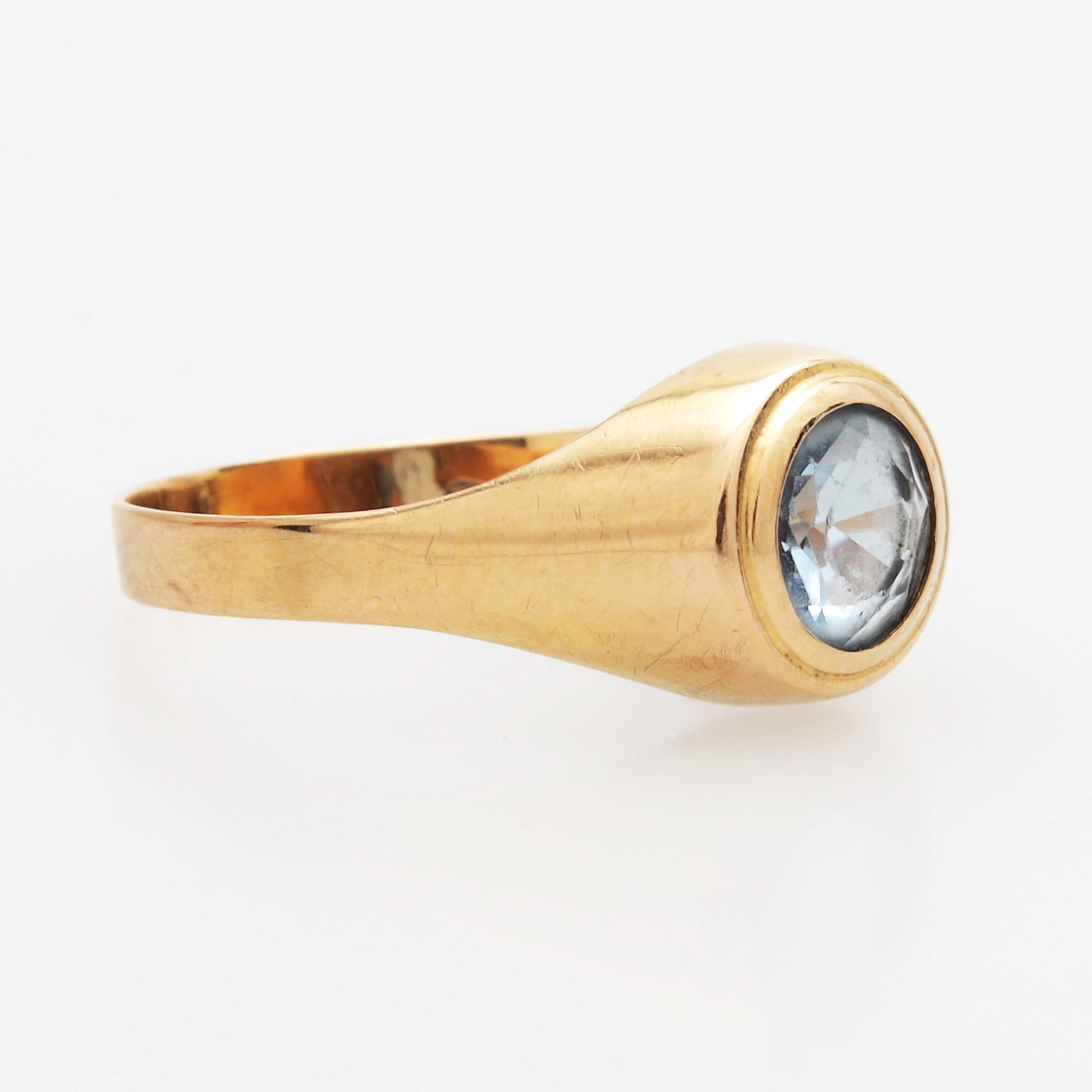RING, guld 18k, med blå sten, vikt 2,14 gram.